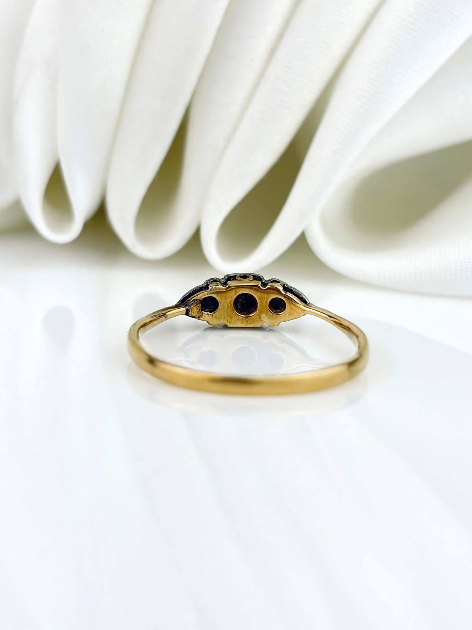 ANTIQUE ART DECO 18CT GOLD AND PLATINUM DIAMOND 3 STONE RING - 3