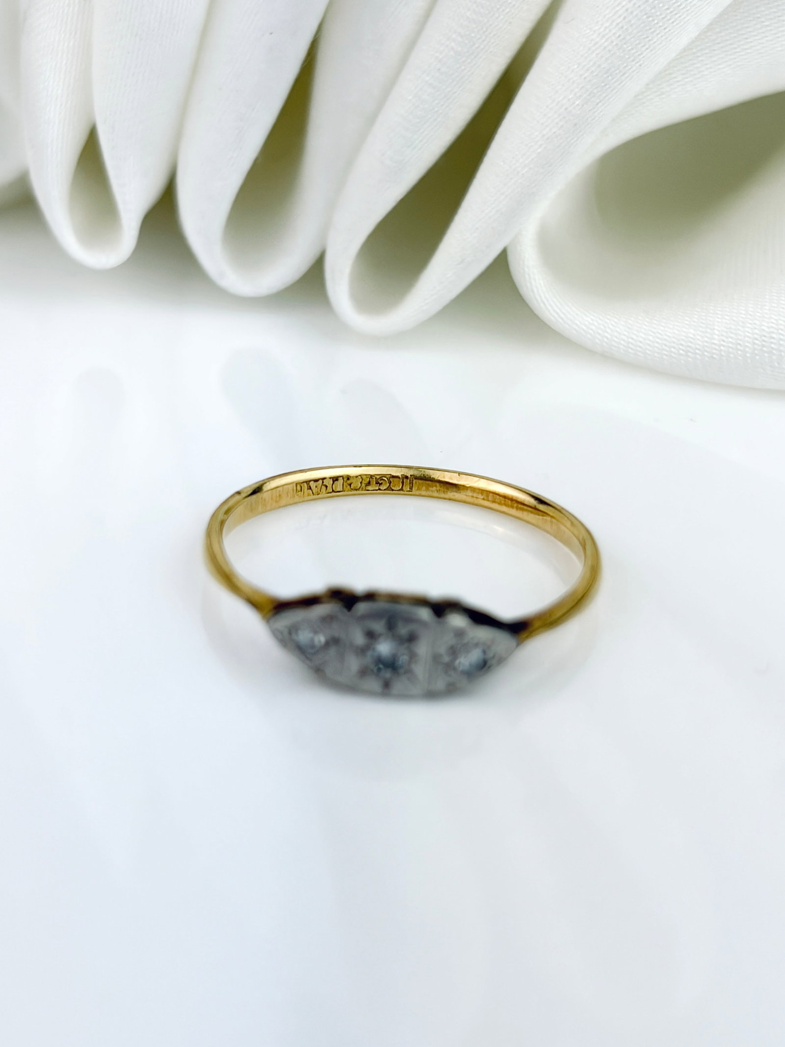 ANTIQUE ART DECO 18CT GOLD AND PLATINUM DIAMOND 3 STONE RING - 4