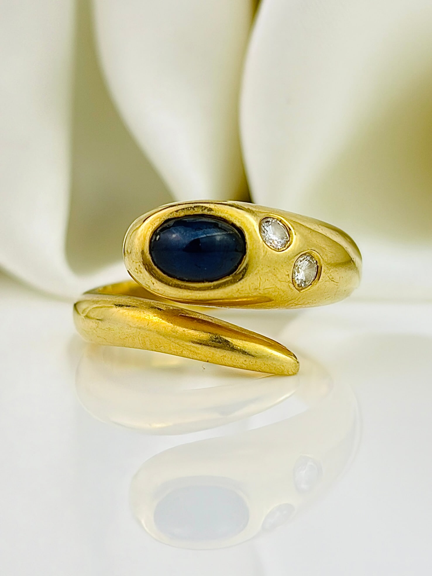 Vintage 18ct Yellow Gold Sapphire and Diamond Wrapped Snake Ring: Vintage 18ct Yellow Gold Sapphire and Diamond Wrapped Snake Ring