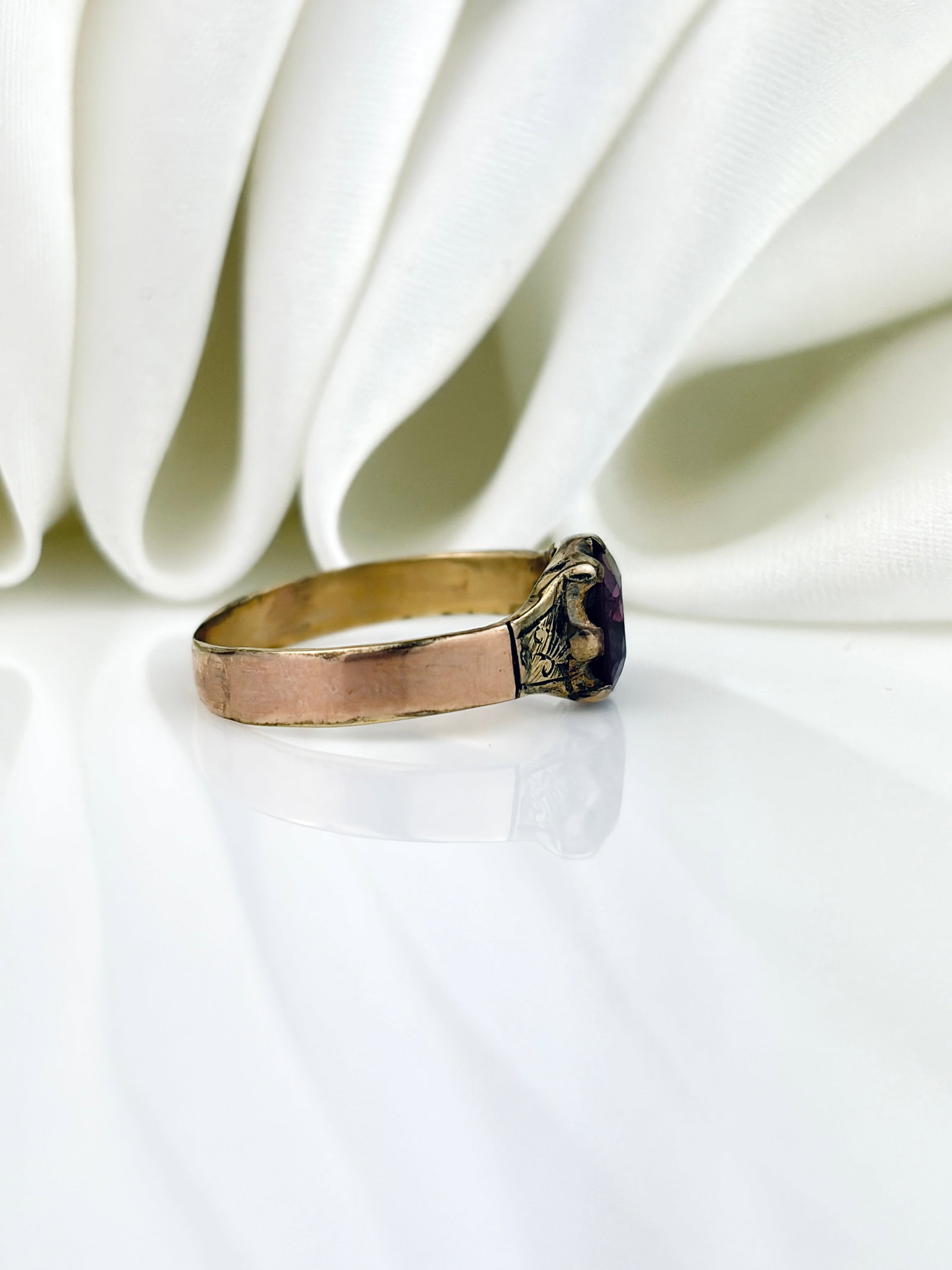 ANTIQUE ALMANDINE GARNET SOLITAIRE RING IN GOLD - 2