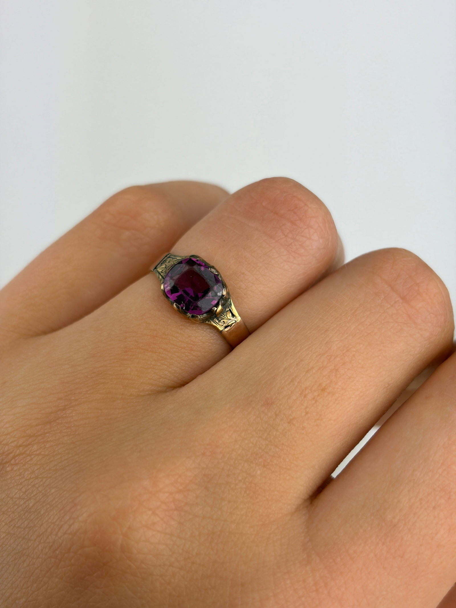 ANTIQUE ALMANDINE GARNET SOLITAIRE RING IN GOLD - 8