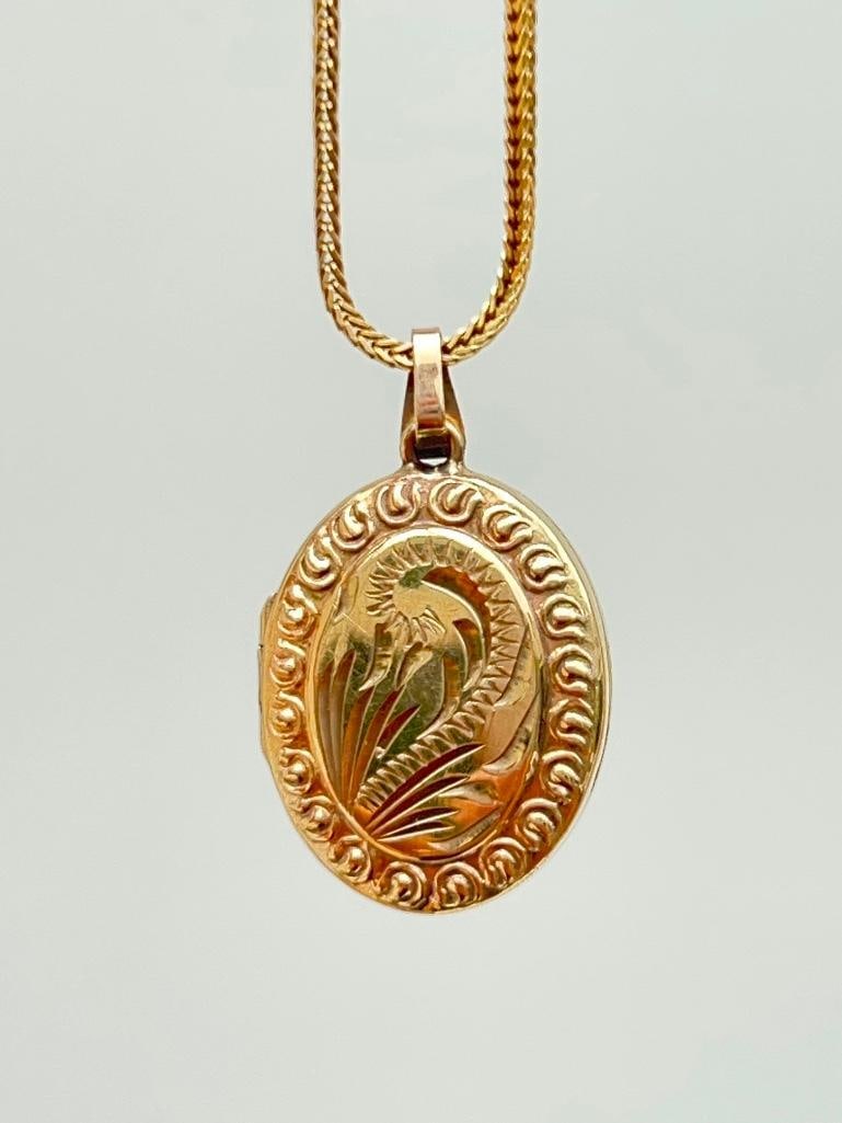 Chunky 18ct yellow gold chain and 9ct gold locket pendant: Chunky 18ct yellow gold chain and 9ct gold locket pendant Lovely opening locket pendant measurement length 39.5cm pendant size 23mm x 16mm weight 7g materials 18ct and 9ct gol