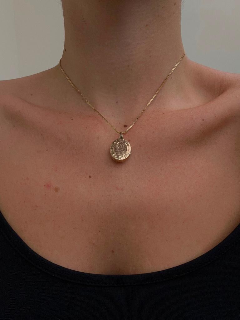 Chunky 18ct yellow gold chain and 9ct gold locket pendant - 3