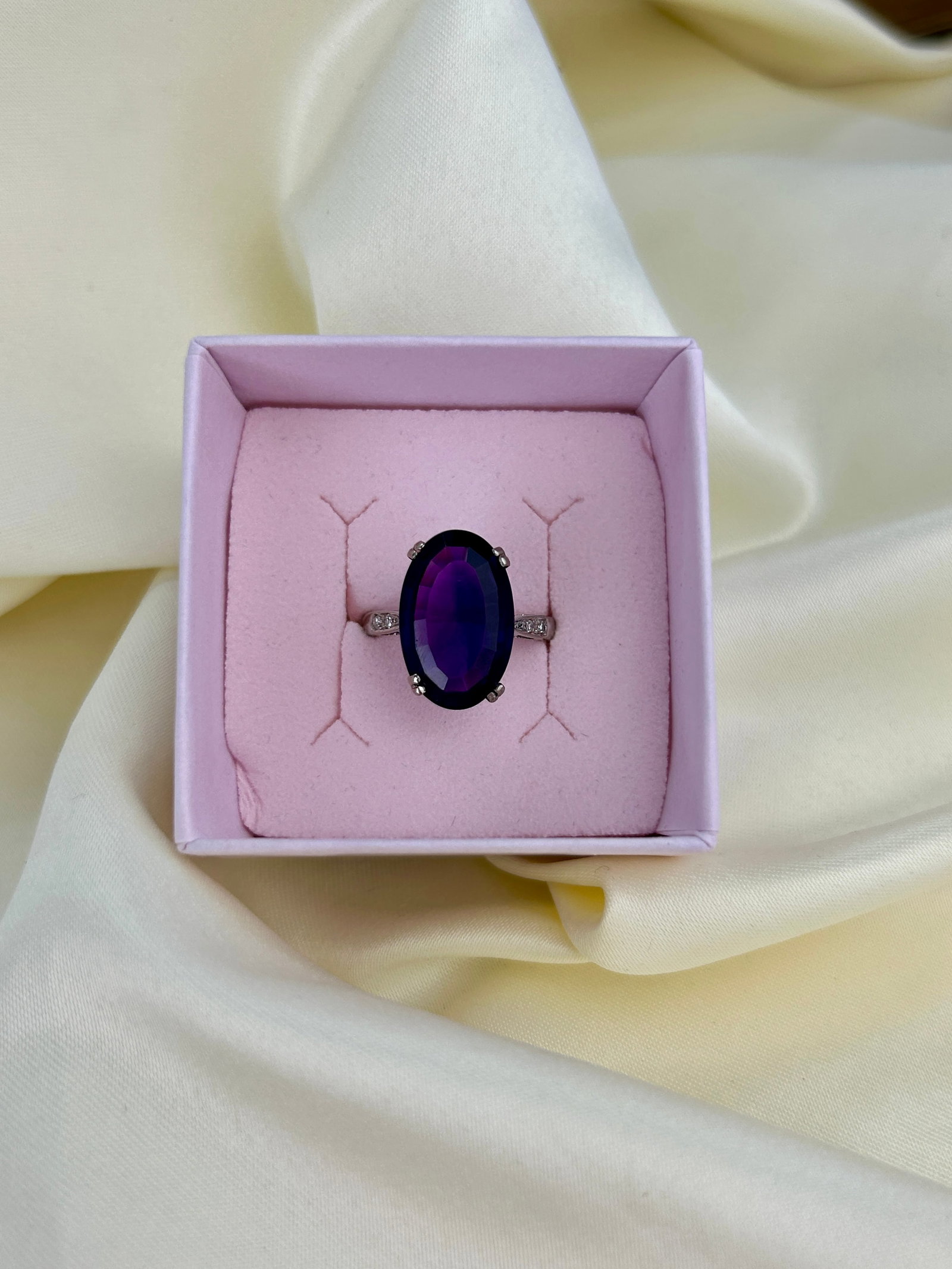 Vintage 18ct White Gold Amethyst and Diamond Shoulder Ring - 8