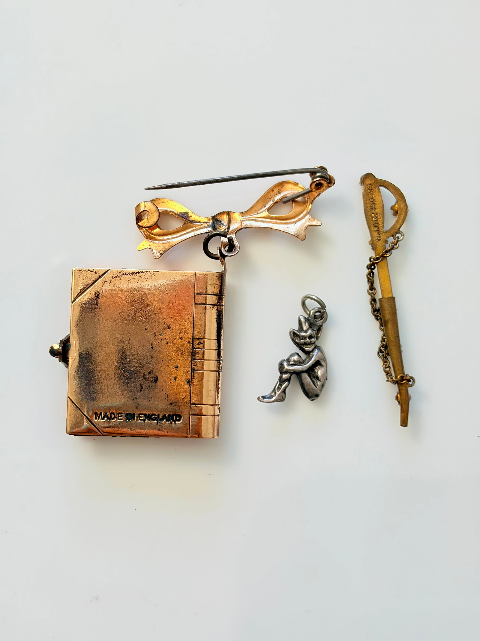MIXED LOT- BOOK OF LONDON LOCKET, BROOCHES ETC - 2