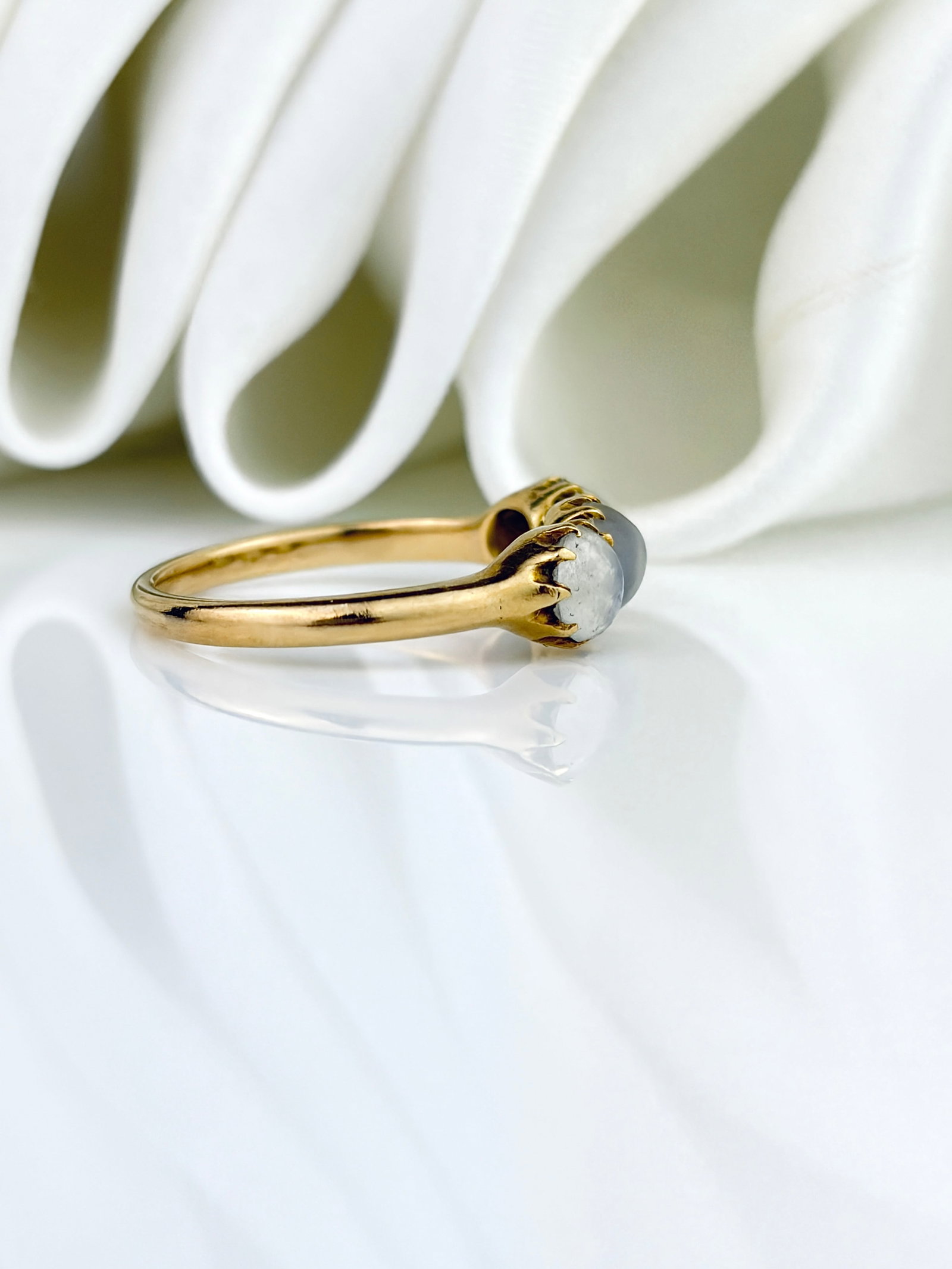 ANTIQUE 18CT YELLOW GOLD MOONSTONE 3 STONE RING - 2