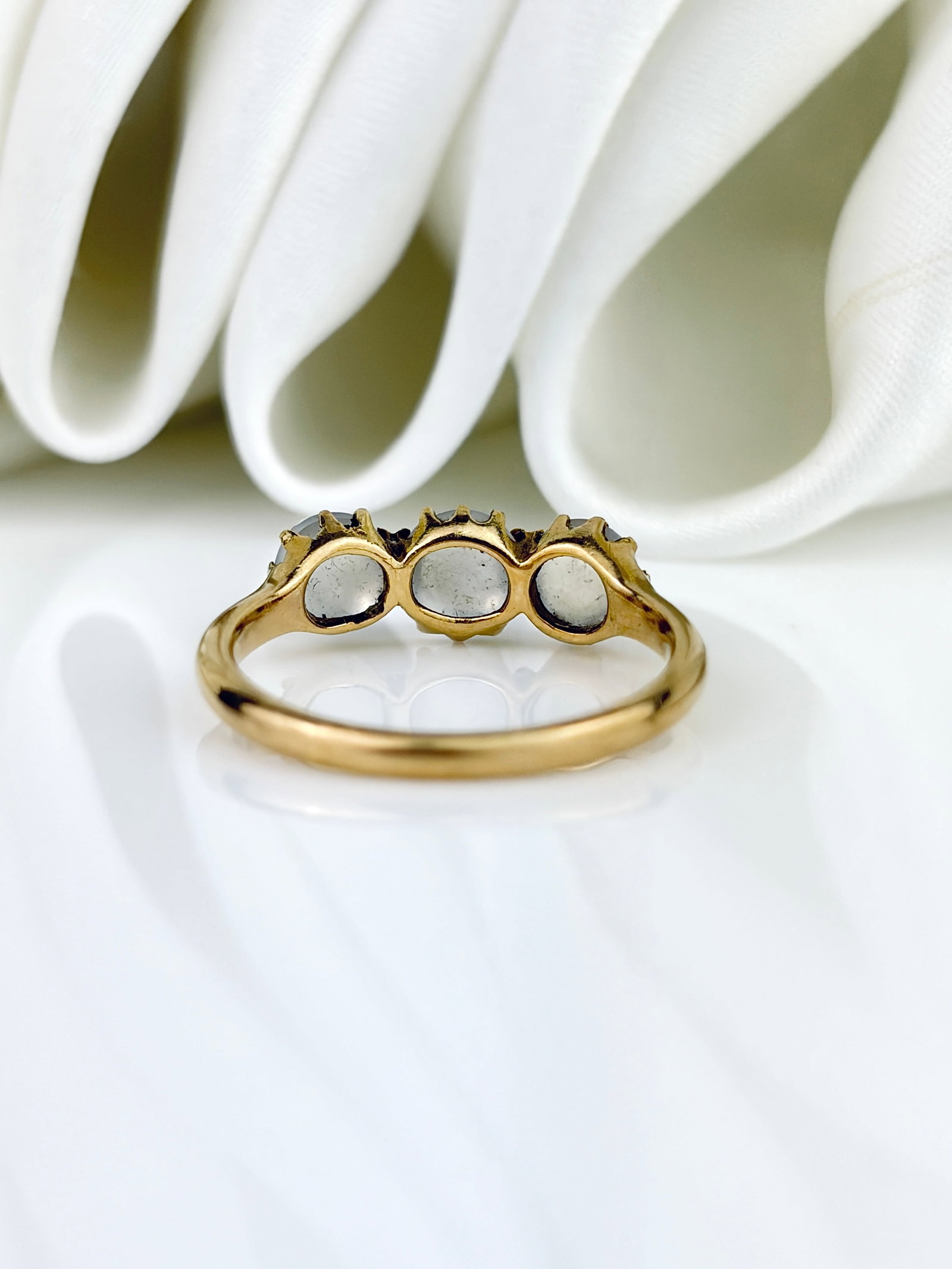 ANTIQUE 18CT YELLOW GOLD MOONSTONE 3 STONE RING - 3
