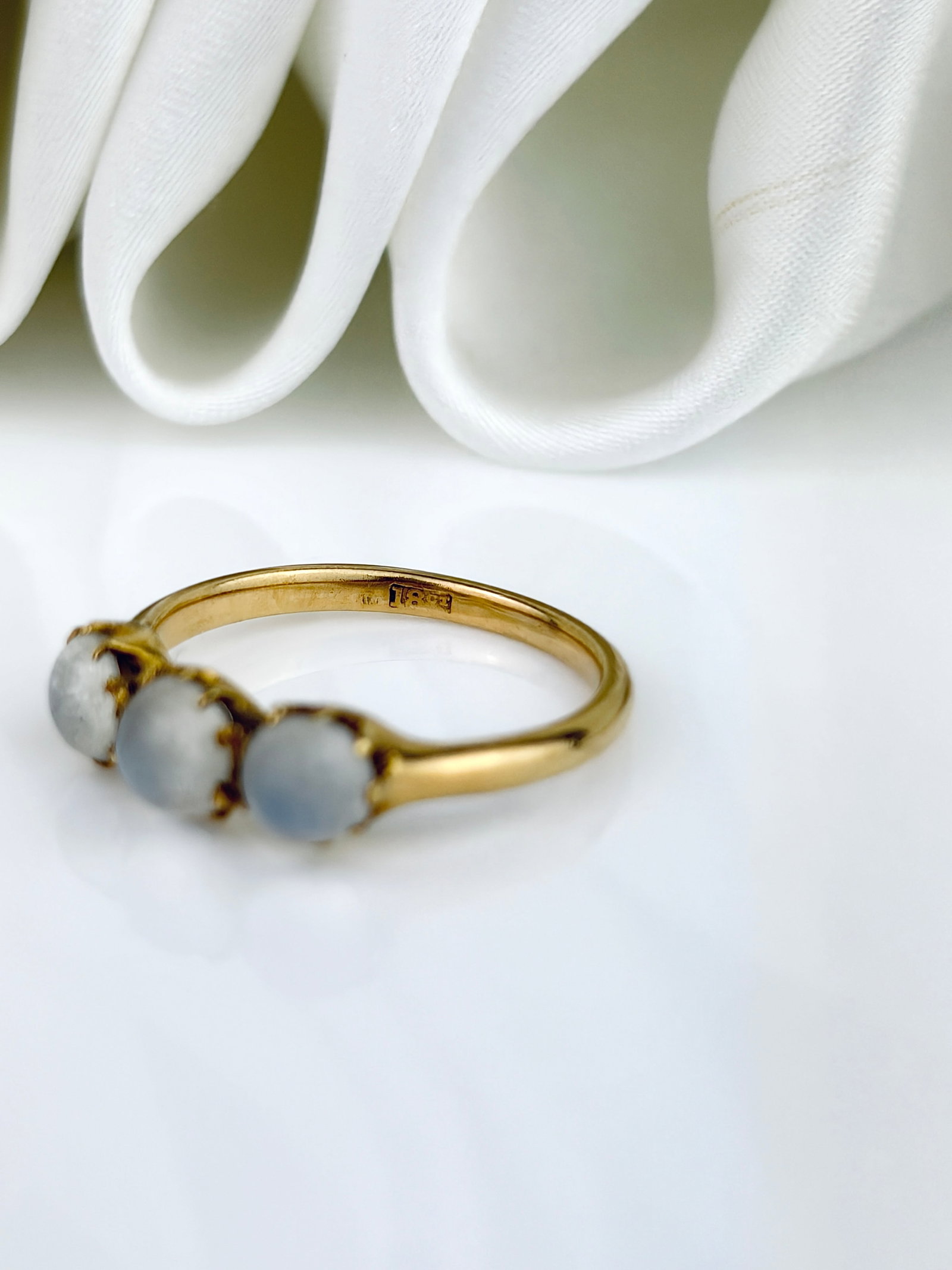 ANTIQUE 18CT YELLOW GOLD MOONSTONE 3 STONE RING - 4