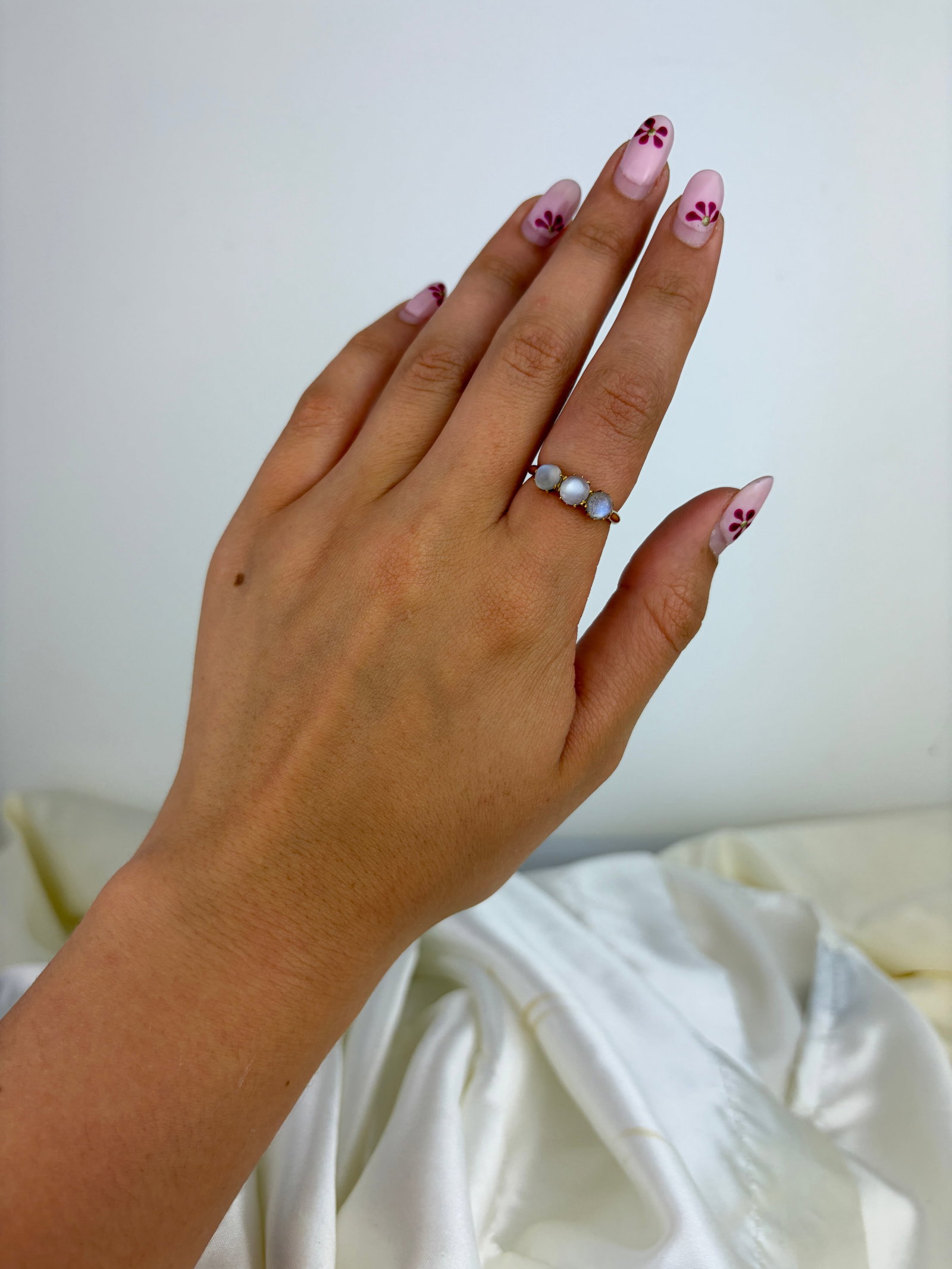 ANTIQUE 18CT YELLOW GOLD MOONSTONE 3 STONE RING - 7