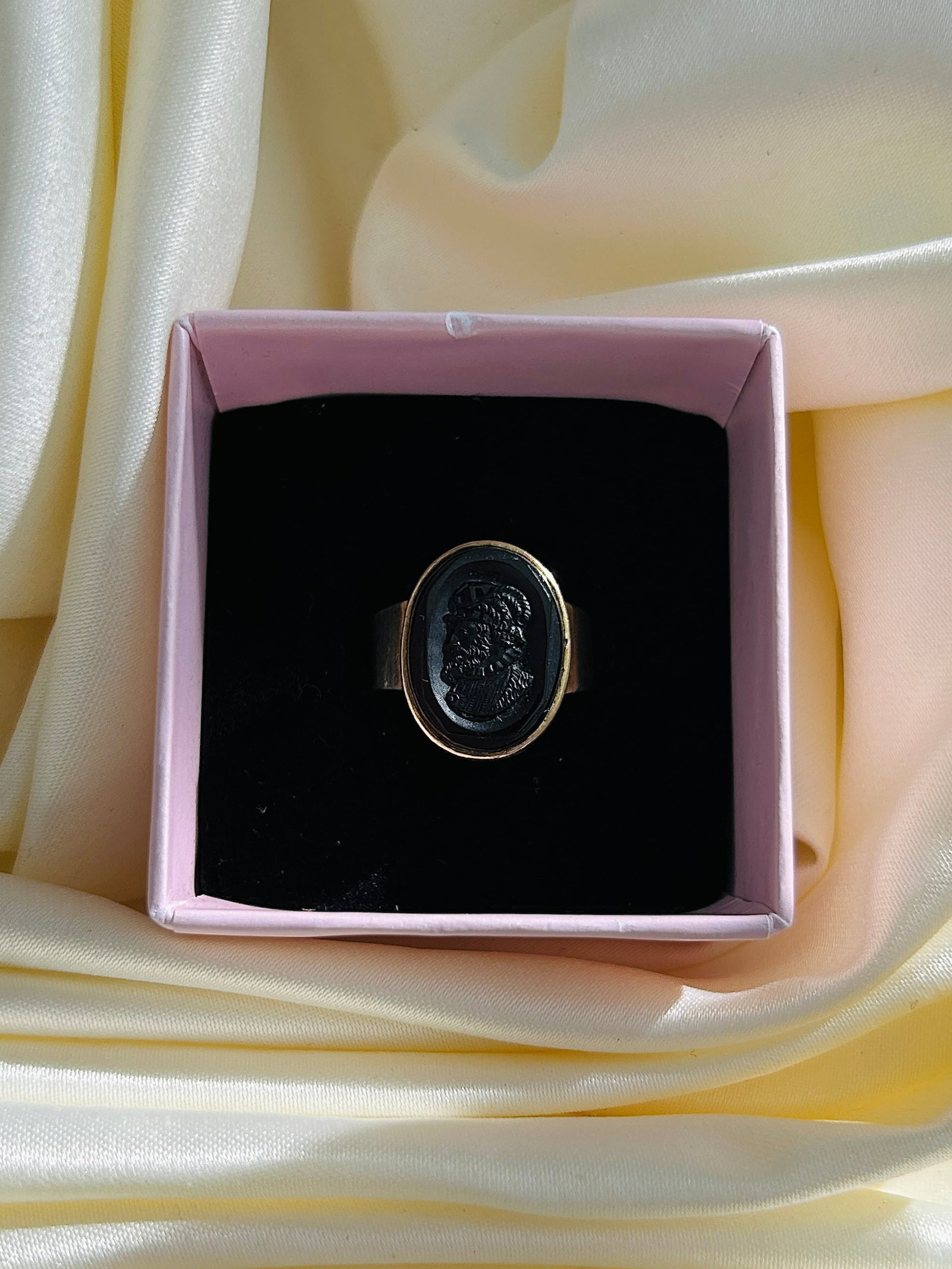 Victorian Yellow Metal Detailed Intaglio Ring - 6