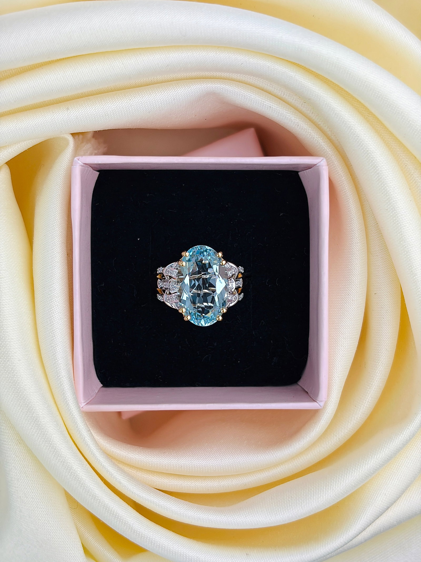 OUTSTANDING 5.30CTS AQUAMARINE AND DIAMOND COCKTAIL RING IN 18CT YELLOW GOLD - 7