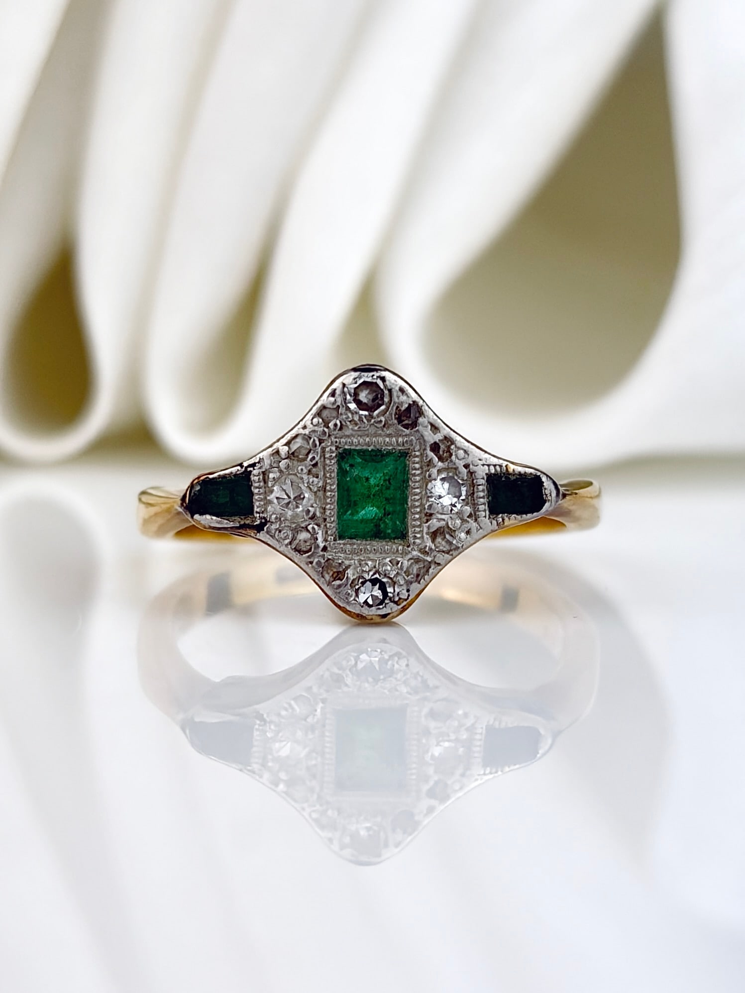 ANTIQUE ART DECO 18CT YELLOW EMERALD AND DIAMOND RING: ANTIQUE ART DECO 18CT YELLOW EMERALD AND DIAMOND RING