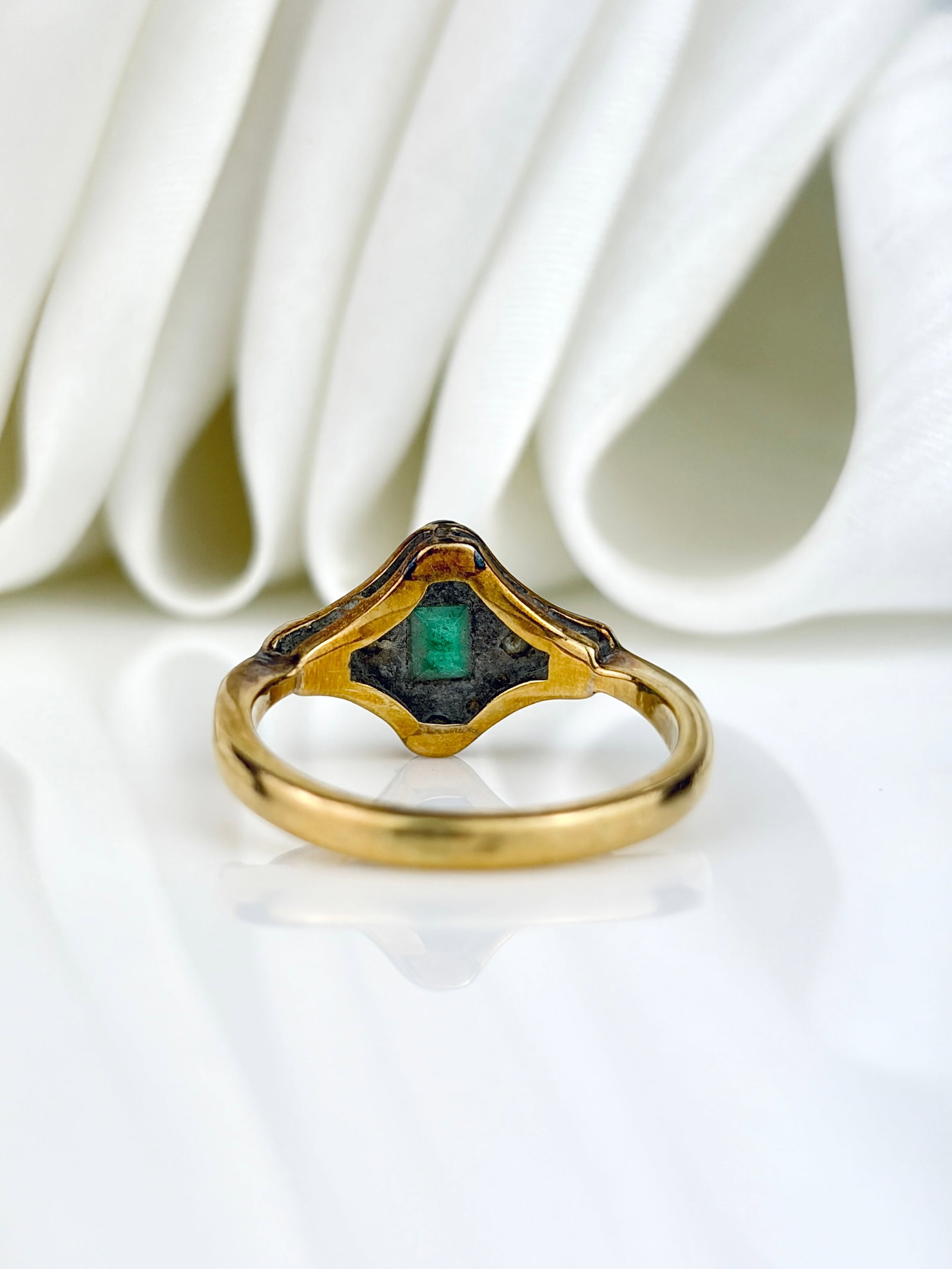ANTIQUE ART DECO 18CT YELLOW EMERALD AND DIAMOND RING - 3