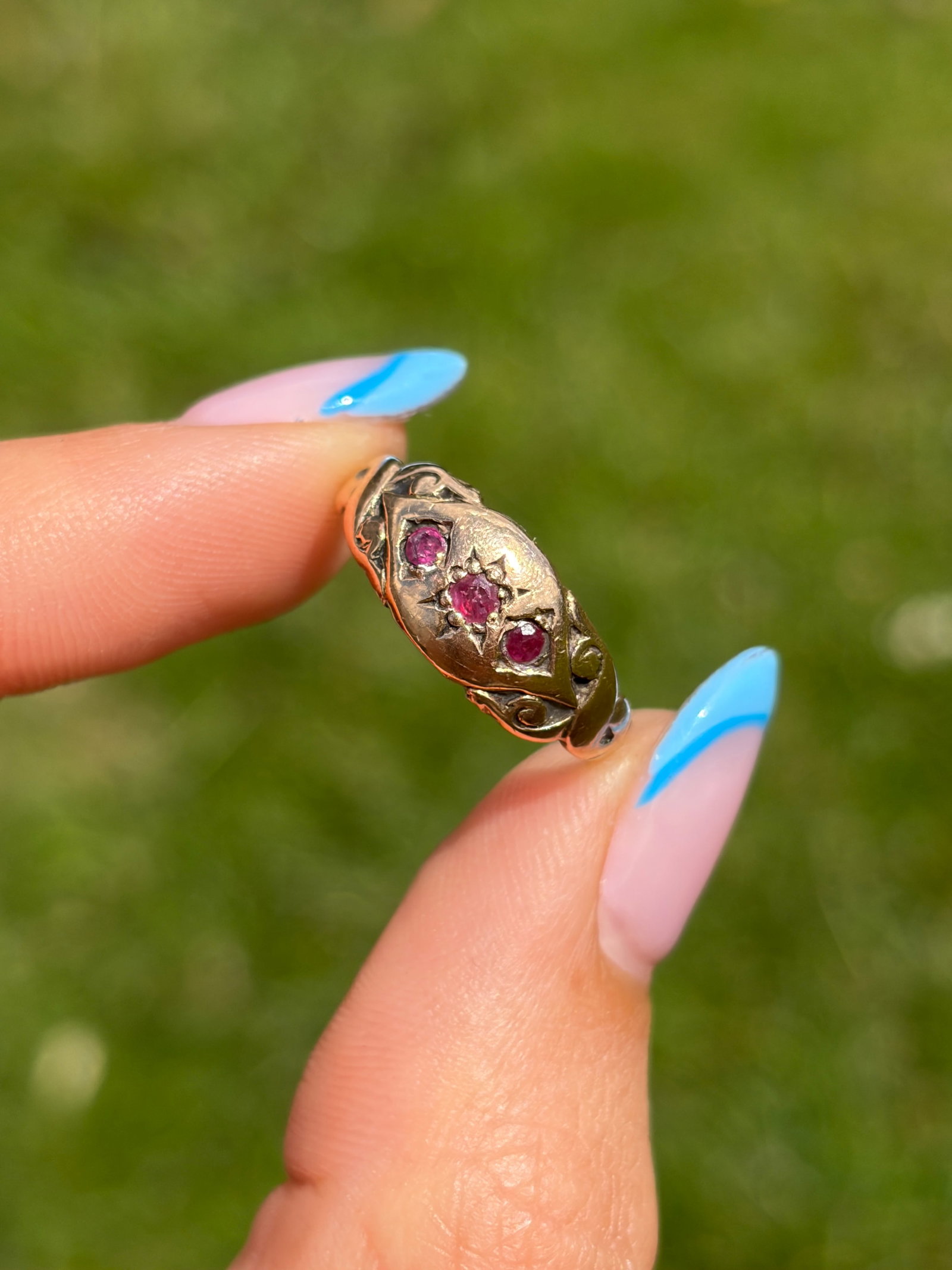 ANTIQUE C.1916 9CT GOLD RUBY 3 STONE RING - 10