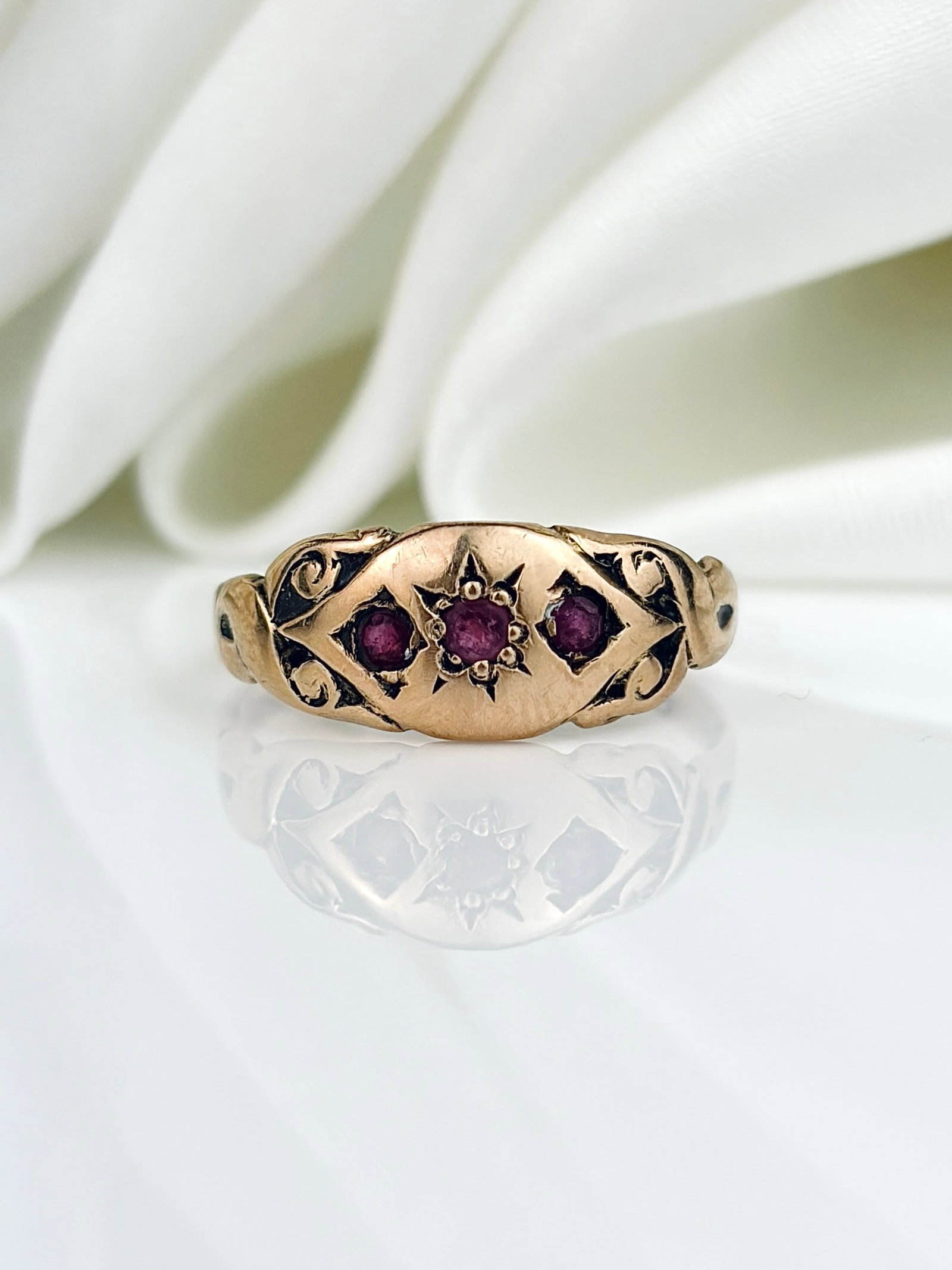 ANTIQUE C.1916 9CT GOLD RUBY 3 STONE RING: ANTIQUE C.1916 9CT GOLD RUBY 3 STONE RING Lovely details, including a star setting for the central ruby!