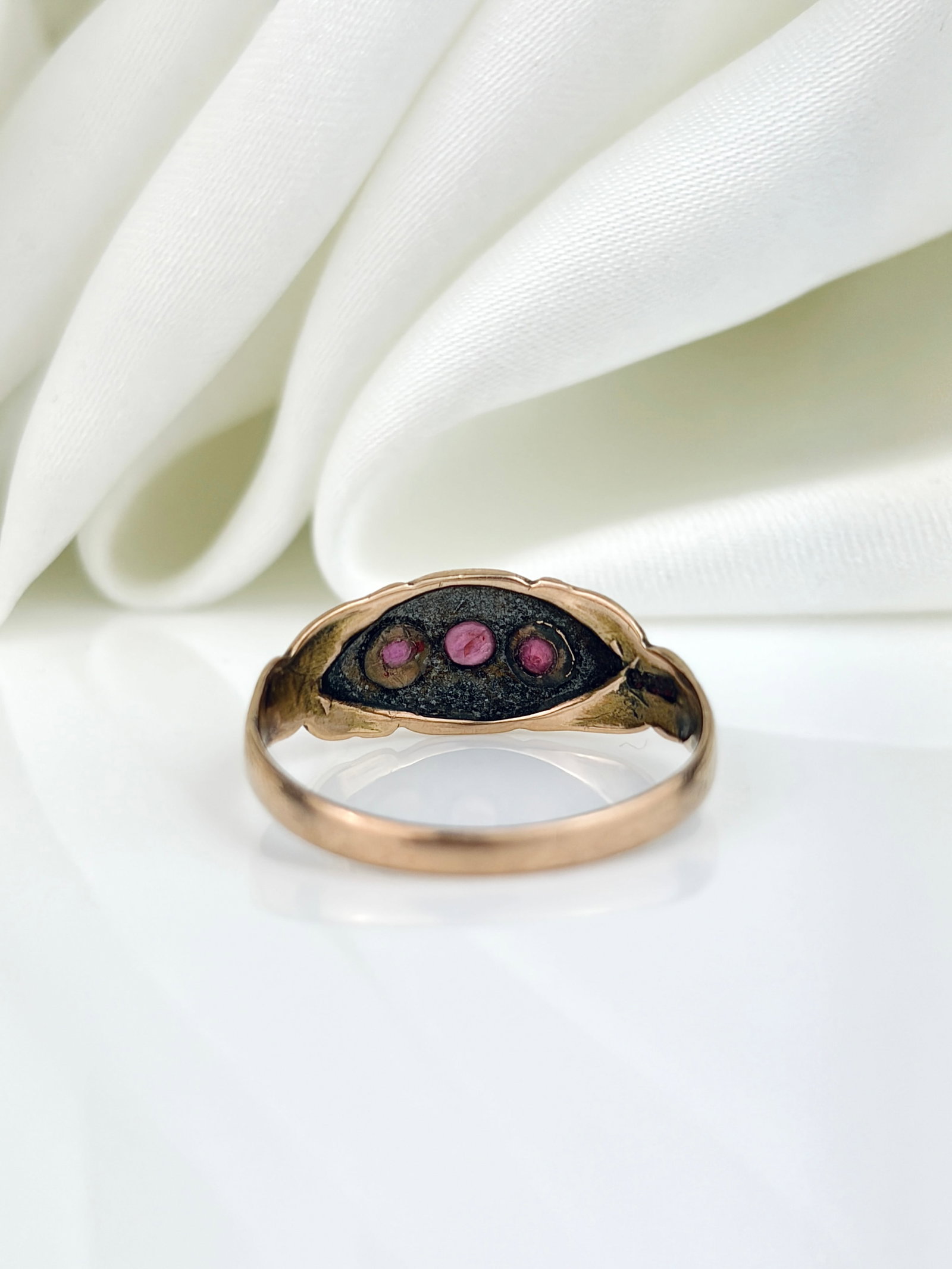 ANTIQUE C.1916 9CT GOLD RUBY 3 STONE RING - 3