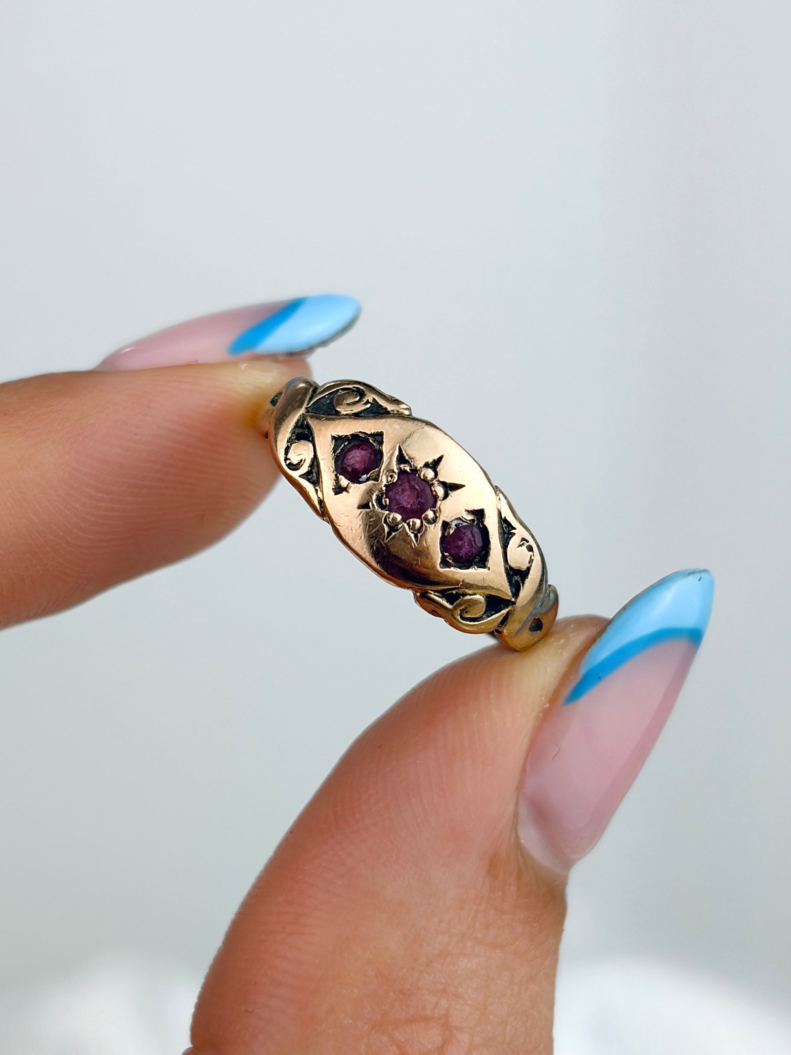 ANTIQUE C.1916 9CT GOLD RUBY 3 STONE RING - 5