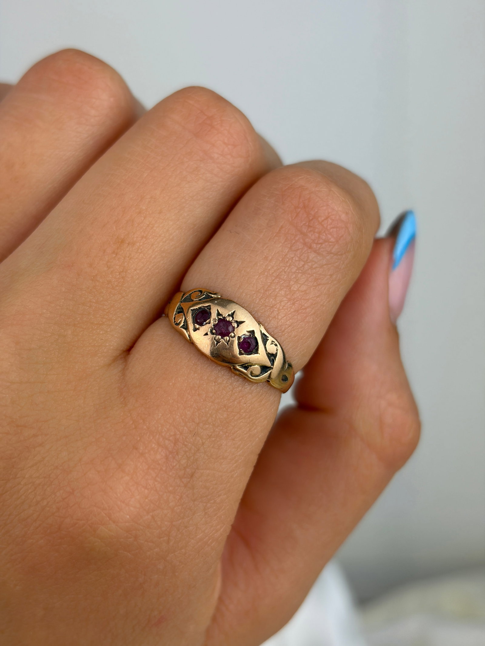 ANTIQUE C.1916 9CT GOLD RUBY 3 STONE RING - 8