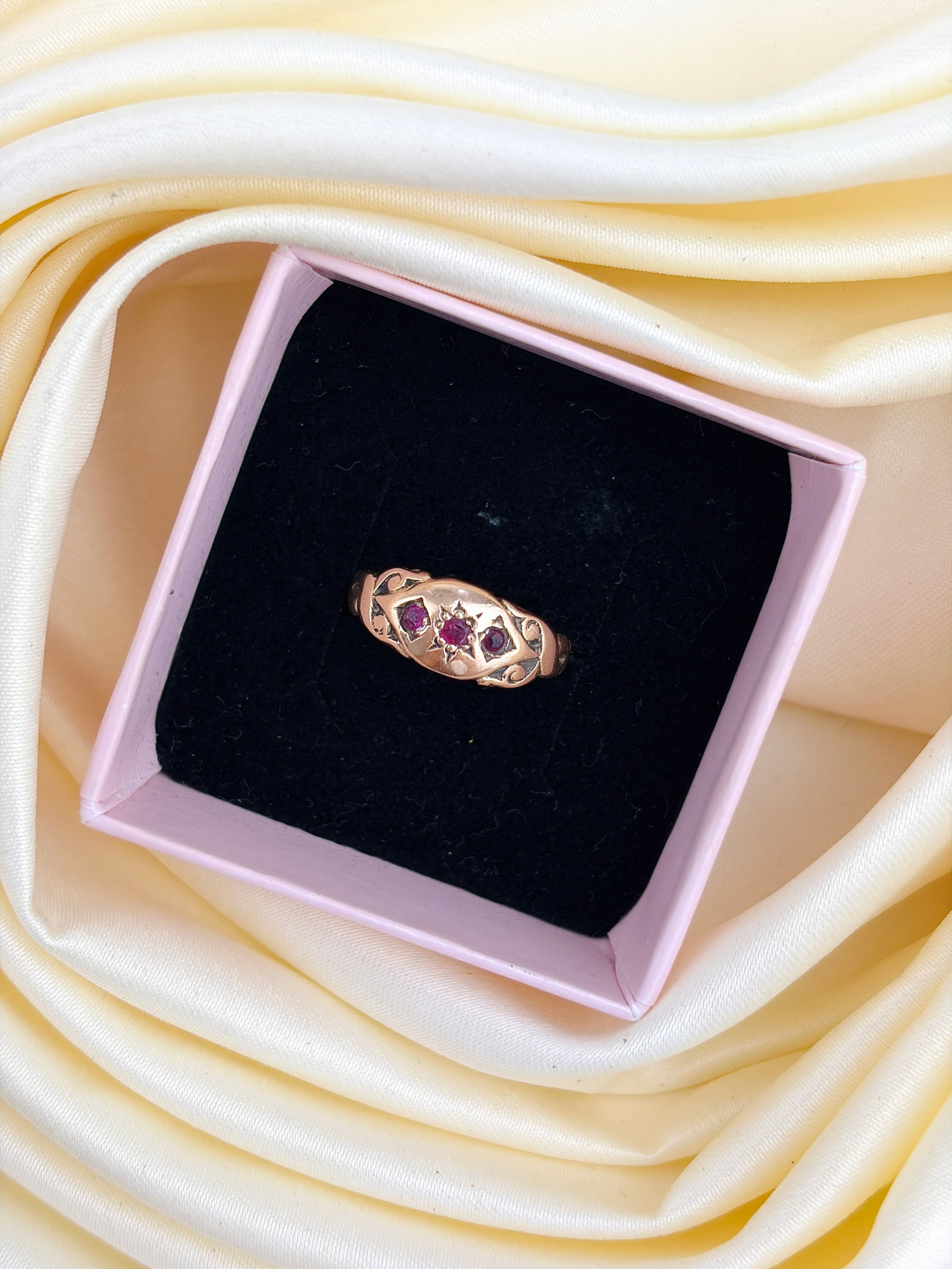 ANTIQUE C.1916 9CT GOLD RUBY 3 STONE RING - 9