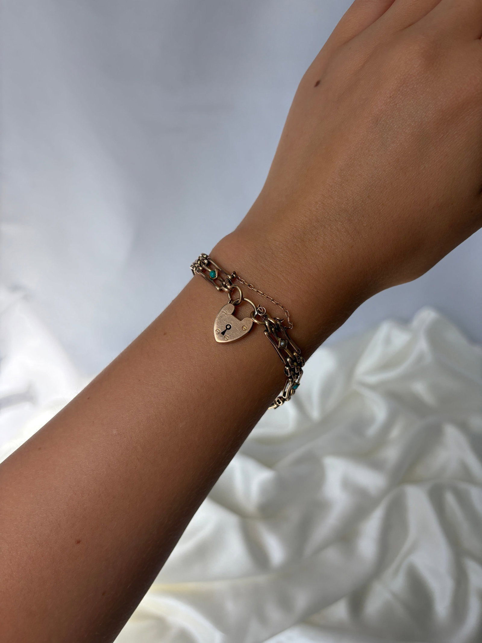 ANTIQUE TURQUOISE AND PEARL 9CT GOLD GATE BRACELET WITH HEART PADLOCK - 8