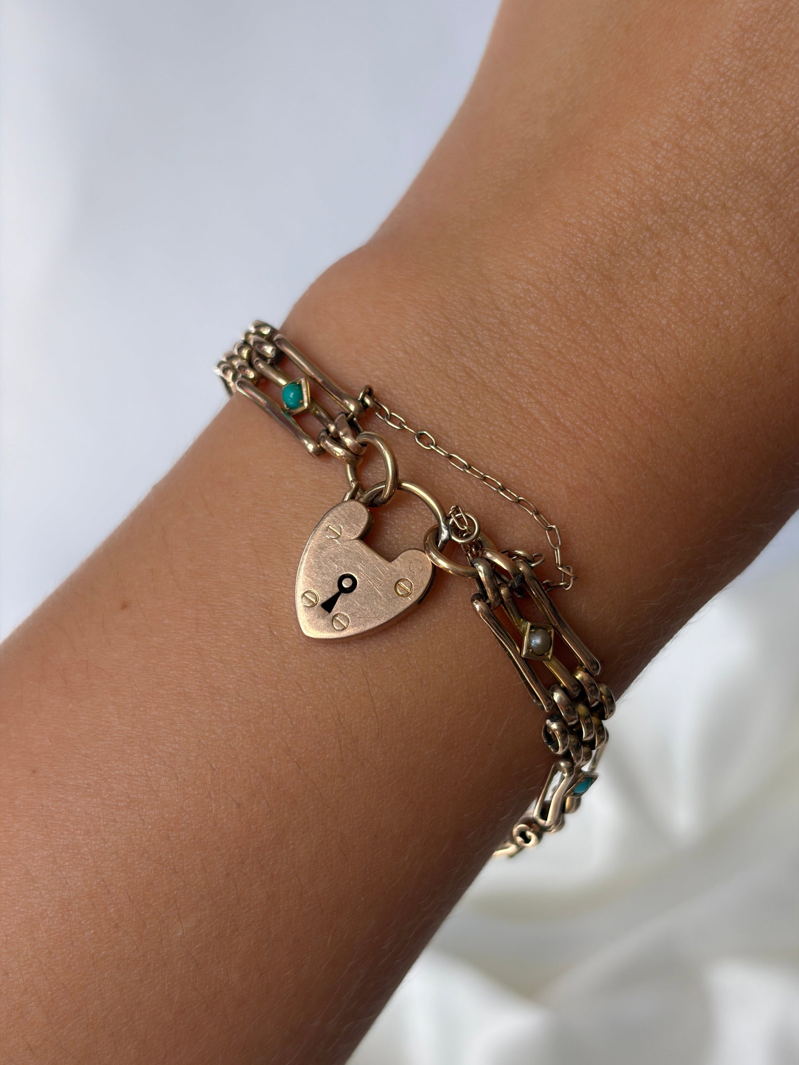 ANTIQUE TURQUOISE AND PEARL 9CT GOLD GATE BRACELET WITH HEART PADLOCK - 9