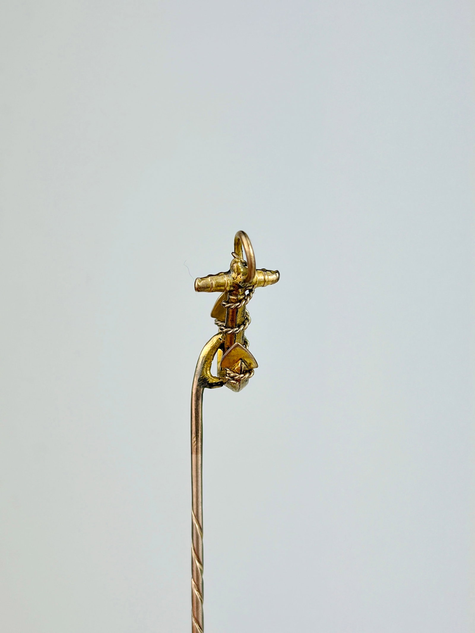 ANTIQUE 9CT YELLOW GOLD ANCHOR STICK PIN BROOCH - 2