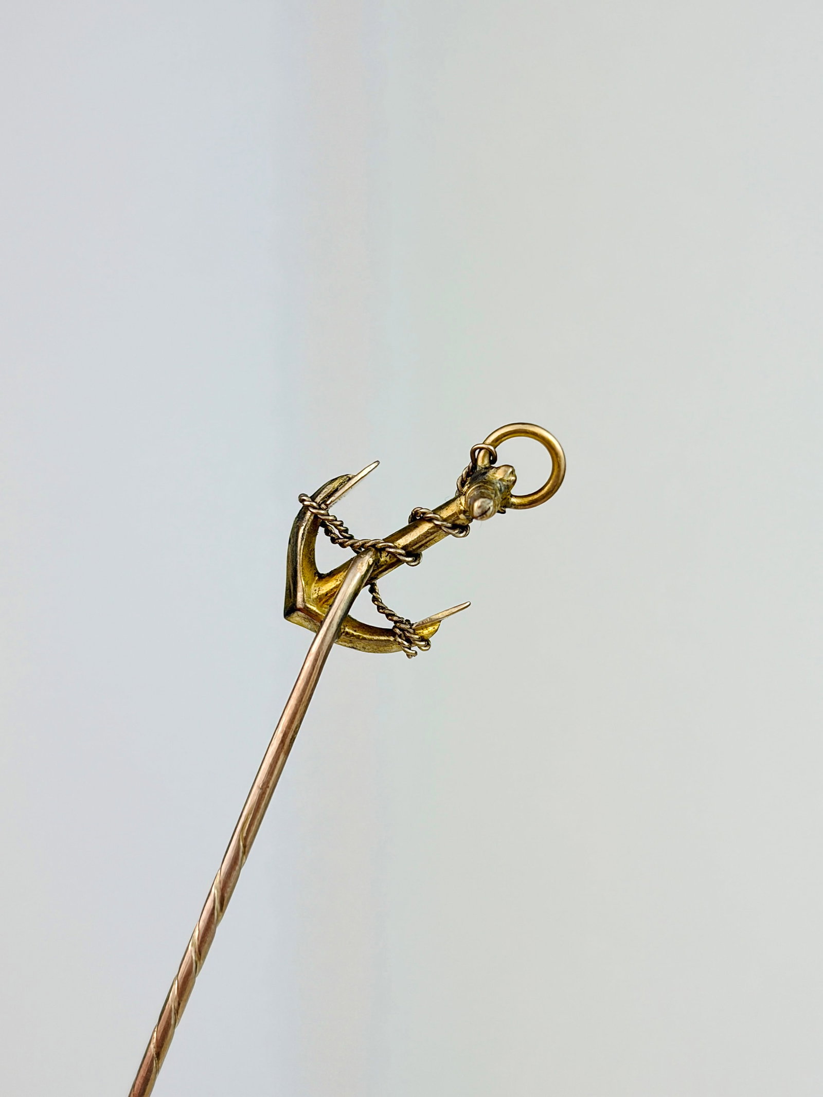 ANTIQUE 9CT YELLOW GOLD ANCHOR STICK PIN BROOCH - 3