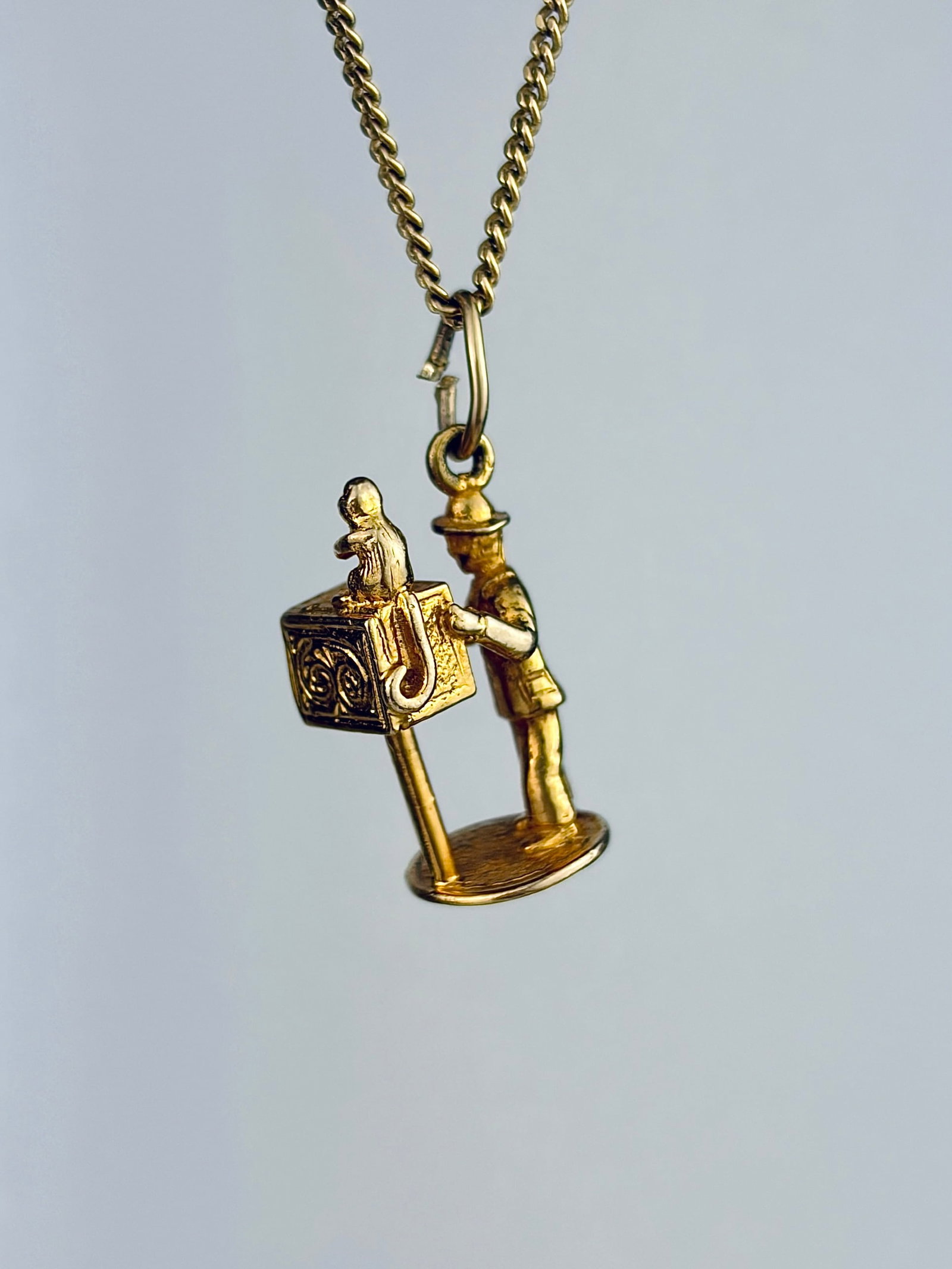 CHUNKY VINTAGE 9CT GOLD CHARM: CHUNKY VINTAGE 9CT GOLD CHARM Such a sweet charm! Weight: 2.48g Size: 23x10mm Materials: 9ct gold Hallmarks: Fully hallmarked Condition: Very good overall condition. Some signs of wear are