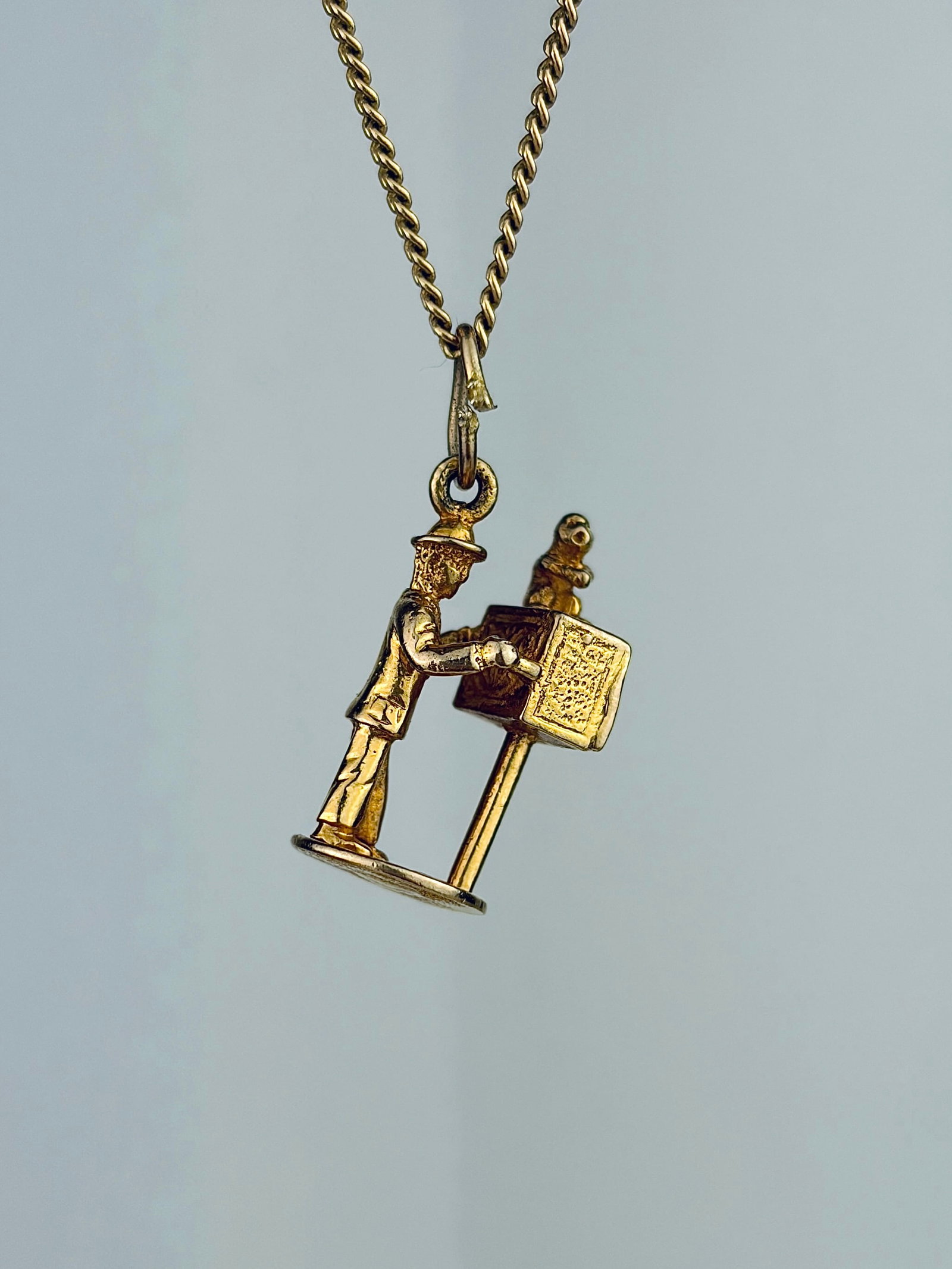 CHUNKY VINTAGE 9CT GOLD CHARM - 2