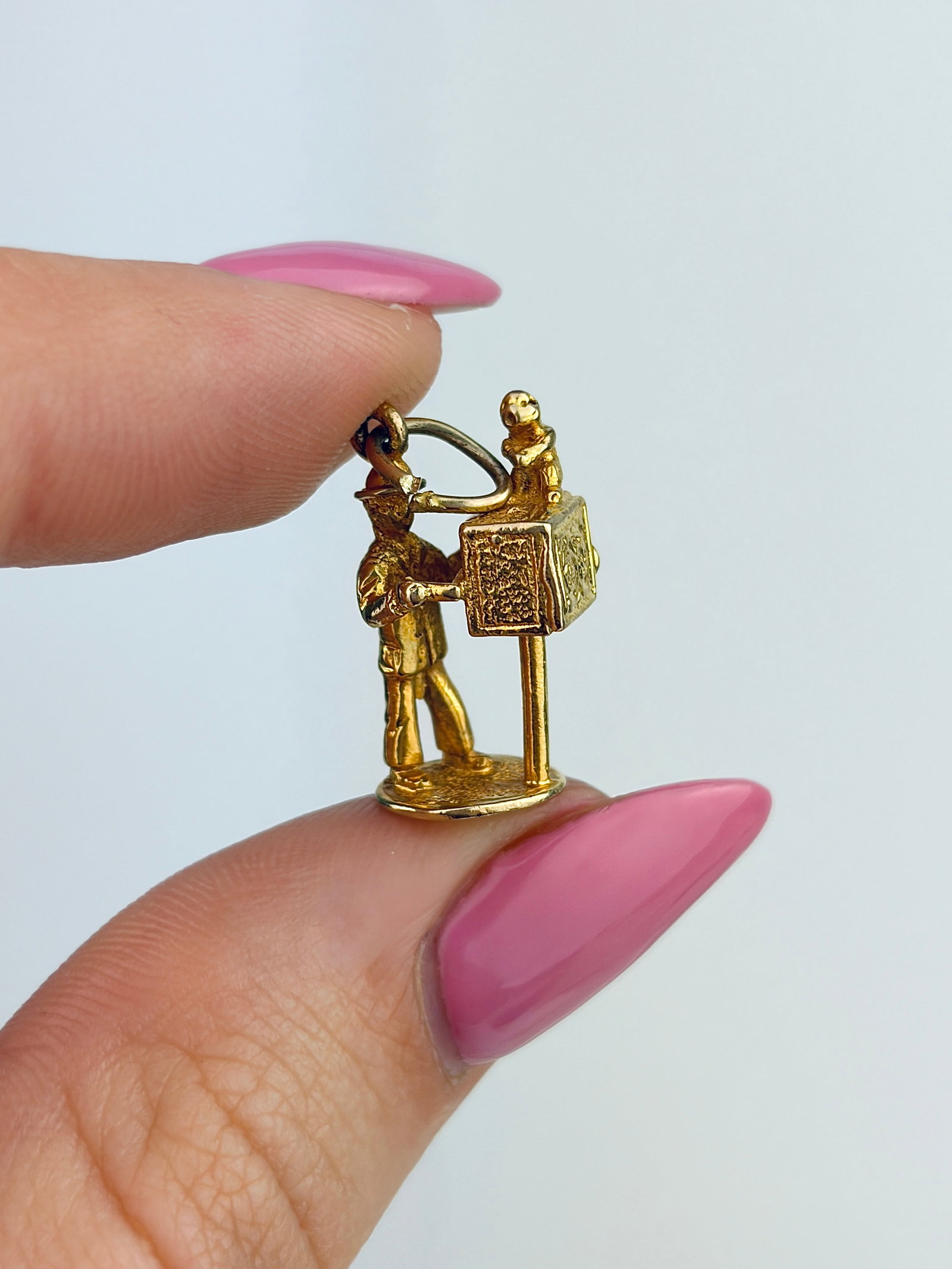 CHUNKY VINTAGE 9CT GOLD CHARM - 4