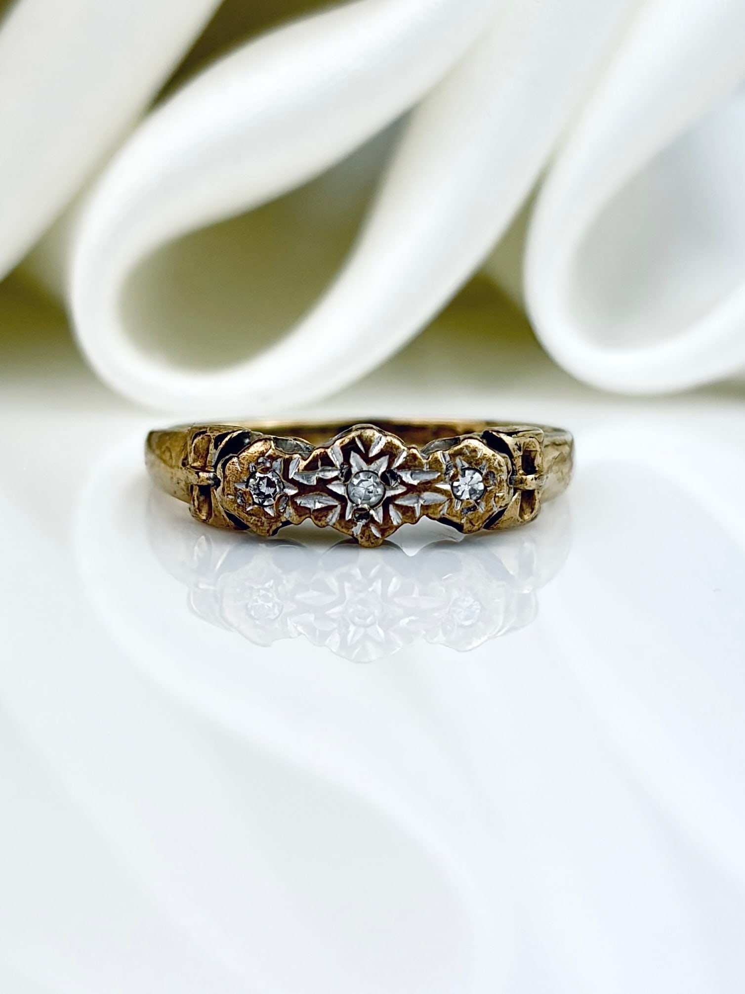 Vintage 9ct Yellow Gold Diamond 3 Stone Star Detail Ring: Vintage 9ct Yellow Gold Diamond 3 Stone Star Detail Ring