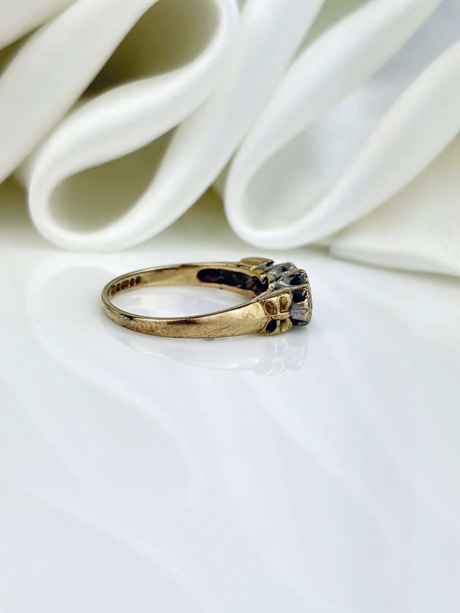 Vintage 9ct Yellow Gold Diamond 3 Stone Star Detail Ring - 2