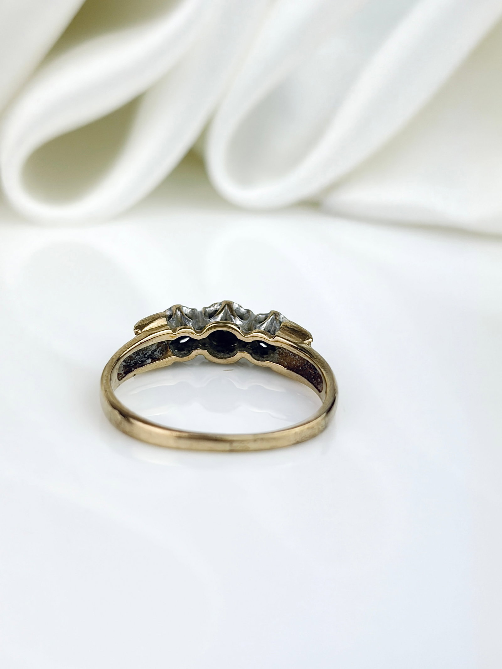 Vintage 9ct Yellow Gold Diamond 3 Stone Star Detail Ring - 3