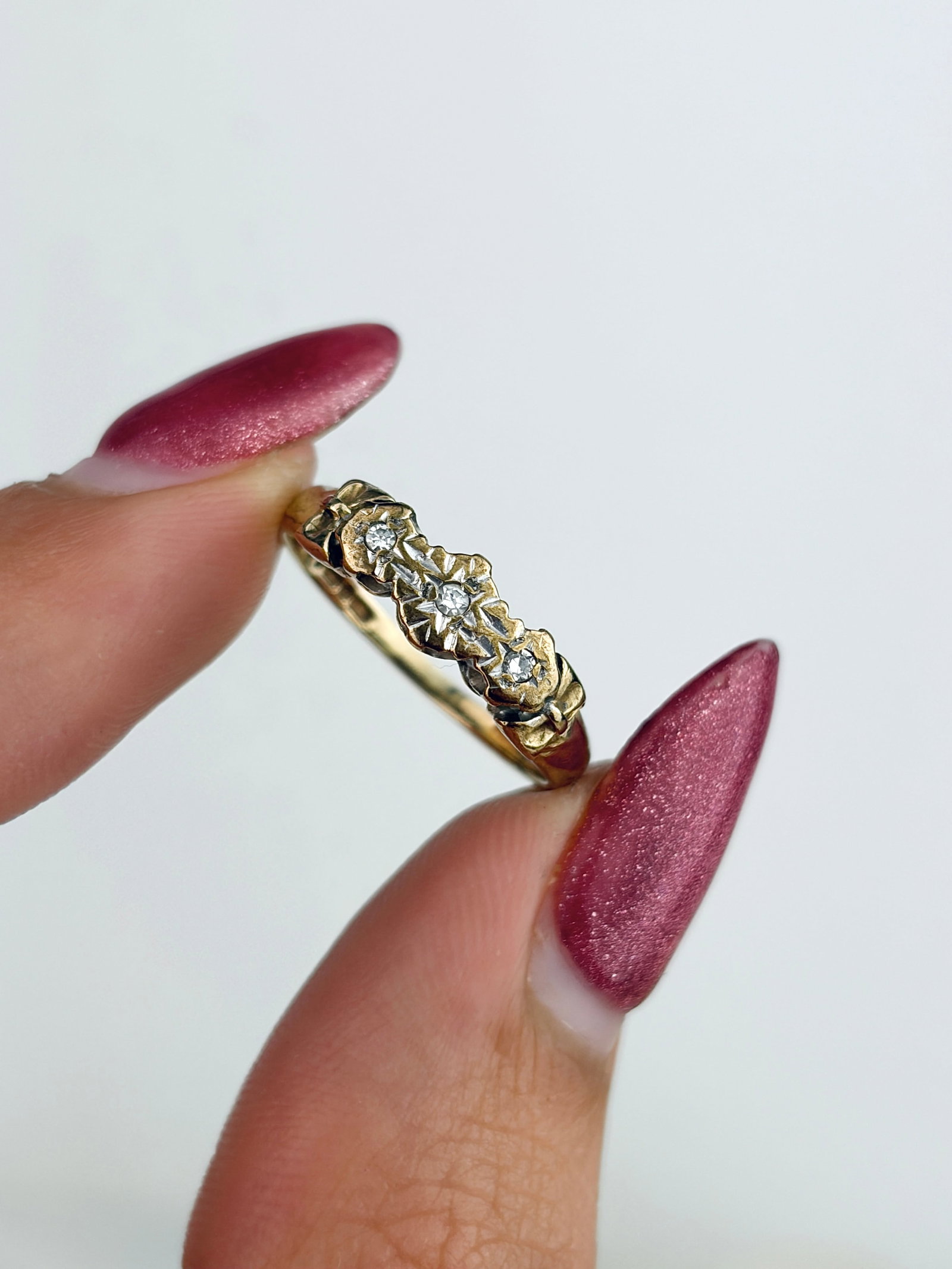 Vintage 9ct Yellow Gold Diamond 3 Stone Star Detail Ring - 5