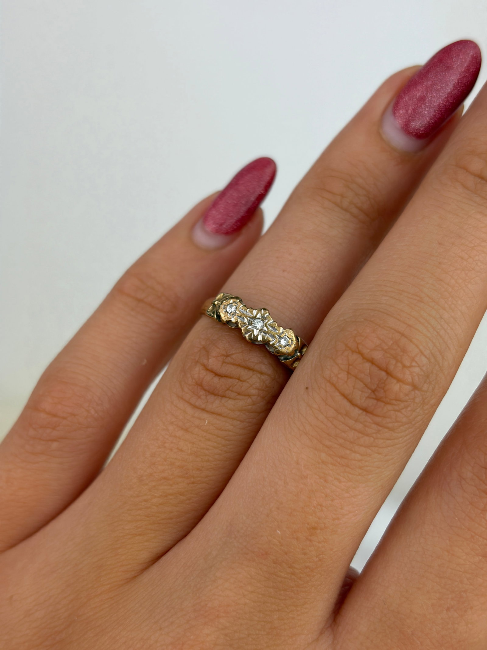 Vintage 9ct Yellow Gold Diamond 3 Stone Star Detail Ring - 8