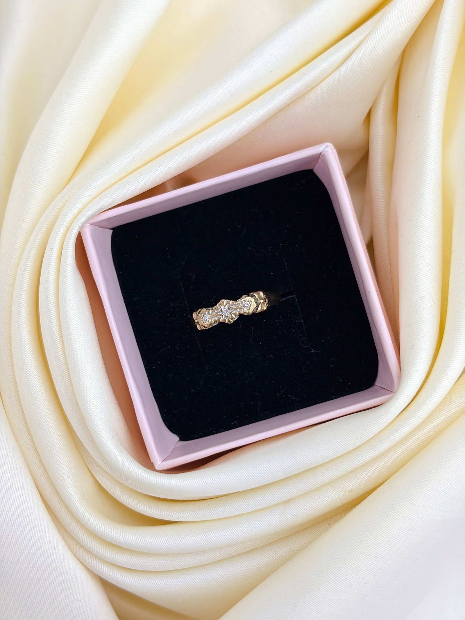 Vintage 9ct Yellow Gold Diamond 3 Stone Star Detail Ring - 9