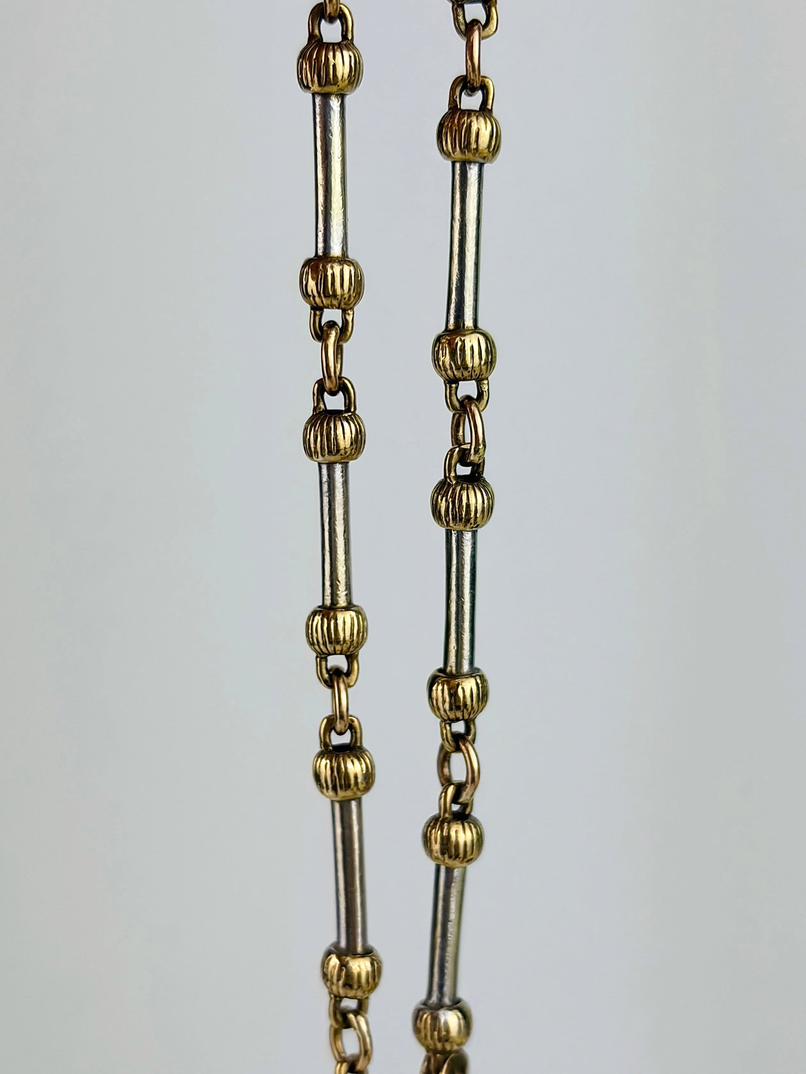 VINTAGE 9CT BI-GOLD BALL AND BAR BRACELET: VINTAGE 9CT BI-GOLD BALL AND BAR BRACELET