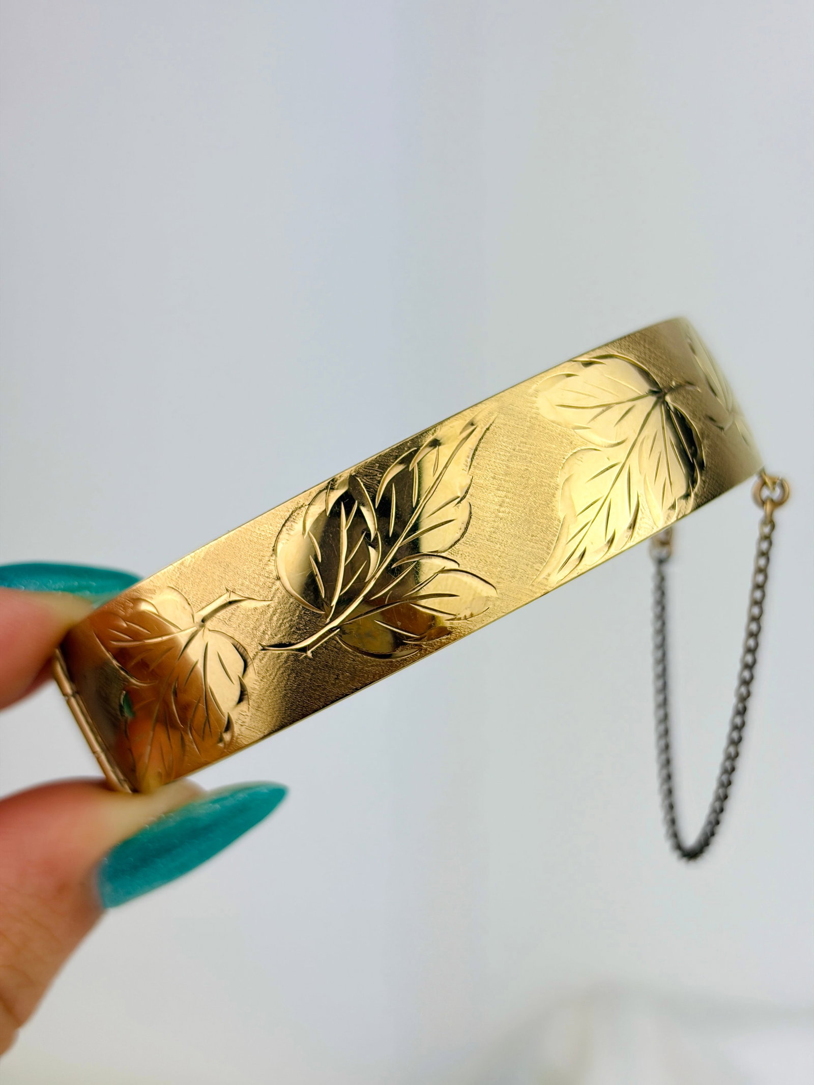 Vintage Wide Chunky 1/20th 9ct Rolled Gold Leaf Bangle Bracelet: Vintage Wide Chunky 1/20th 9ct Rolled Gold Leaf Bangle Bracelet Wonderful bangle!