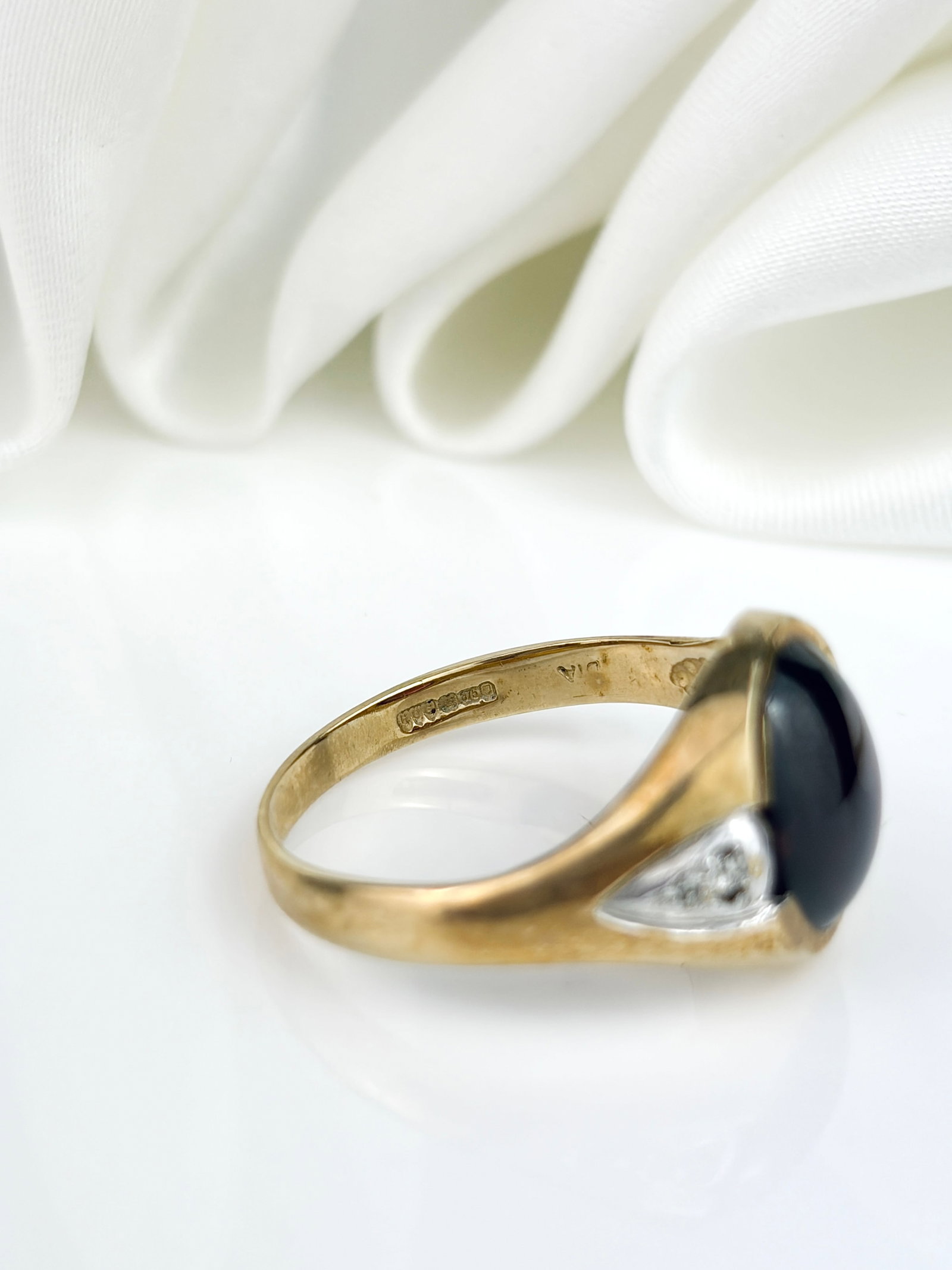 CHUNKY VINTAGE 9CT YELLOW GOLD CABOCHON GARNET AND WHITE STONE RING - 4