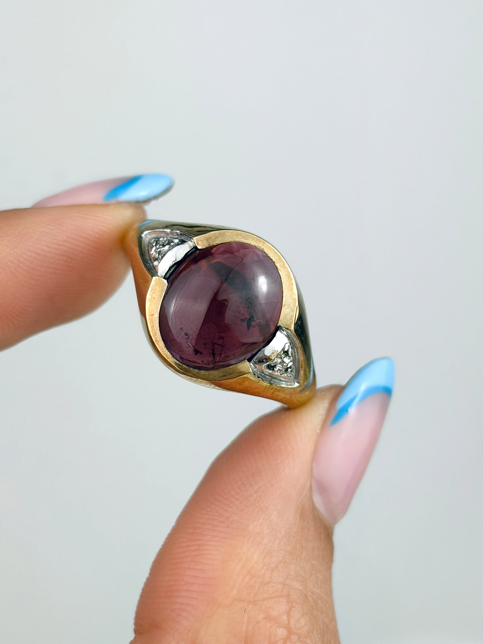 CHUNKY VINTAGE 9CT YELLOW GOLD CABOCHON GARNET AND WHITE STONE RING - 5