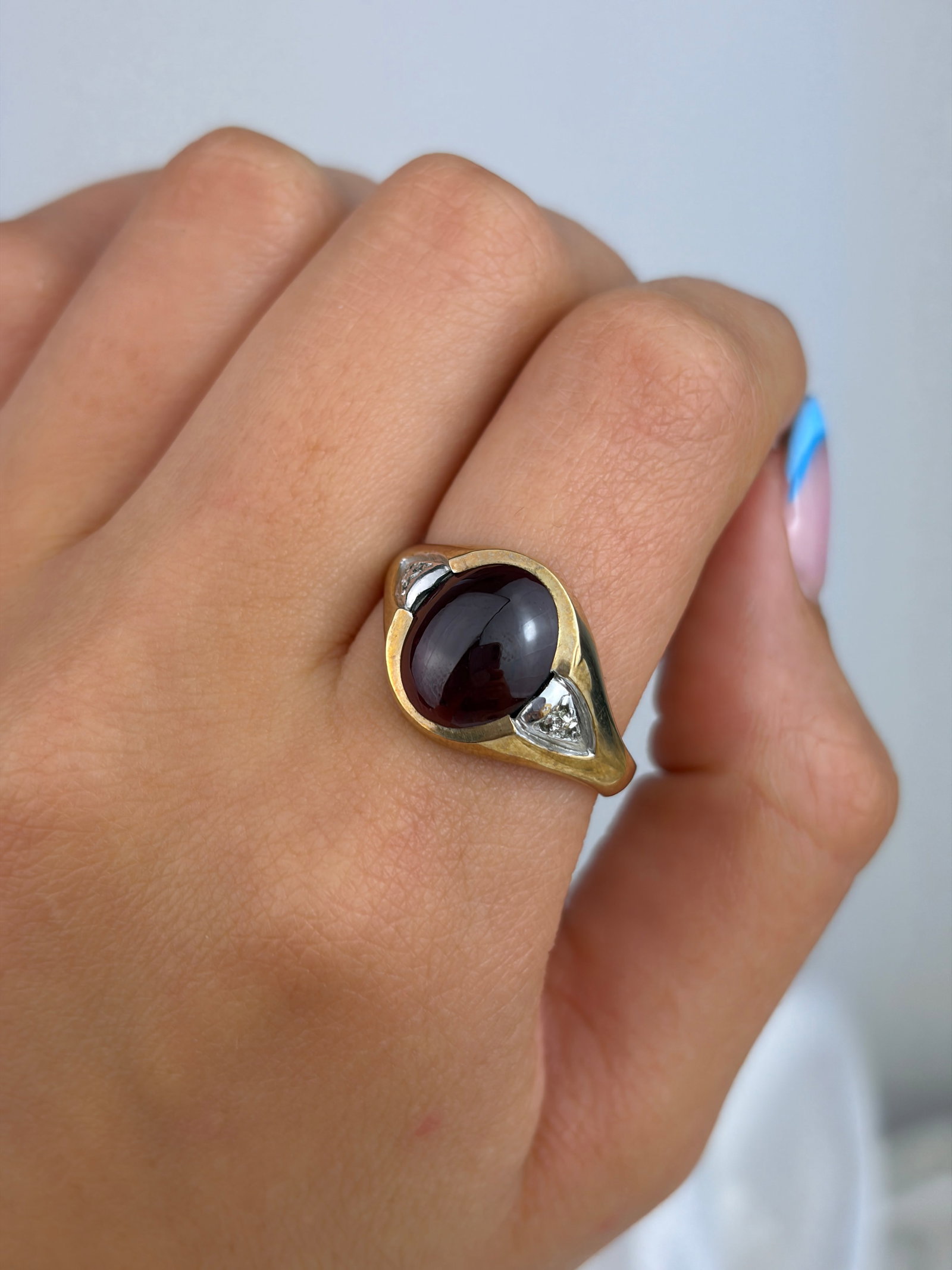 CHUNKY VINTAGE 9CT YELLOW GOLD CABOCHON GARNET AND WHITE STONE RING - 8