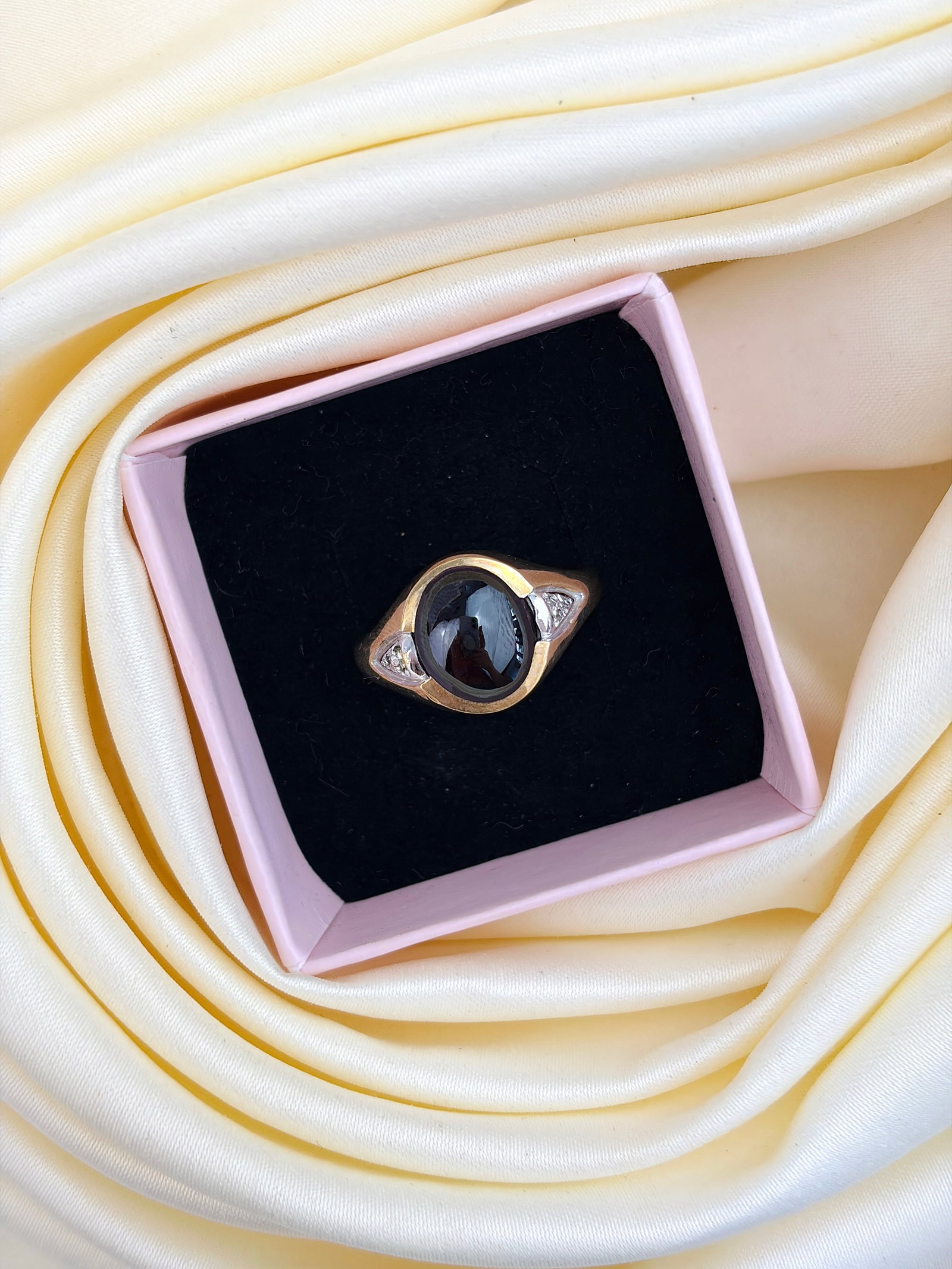 CHUNKY VINTAGE 9CT YELLOW GOLD CABOCHON GARNET AND WHITE STONE RING - 9