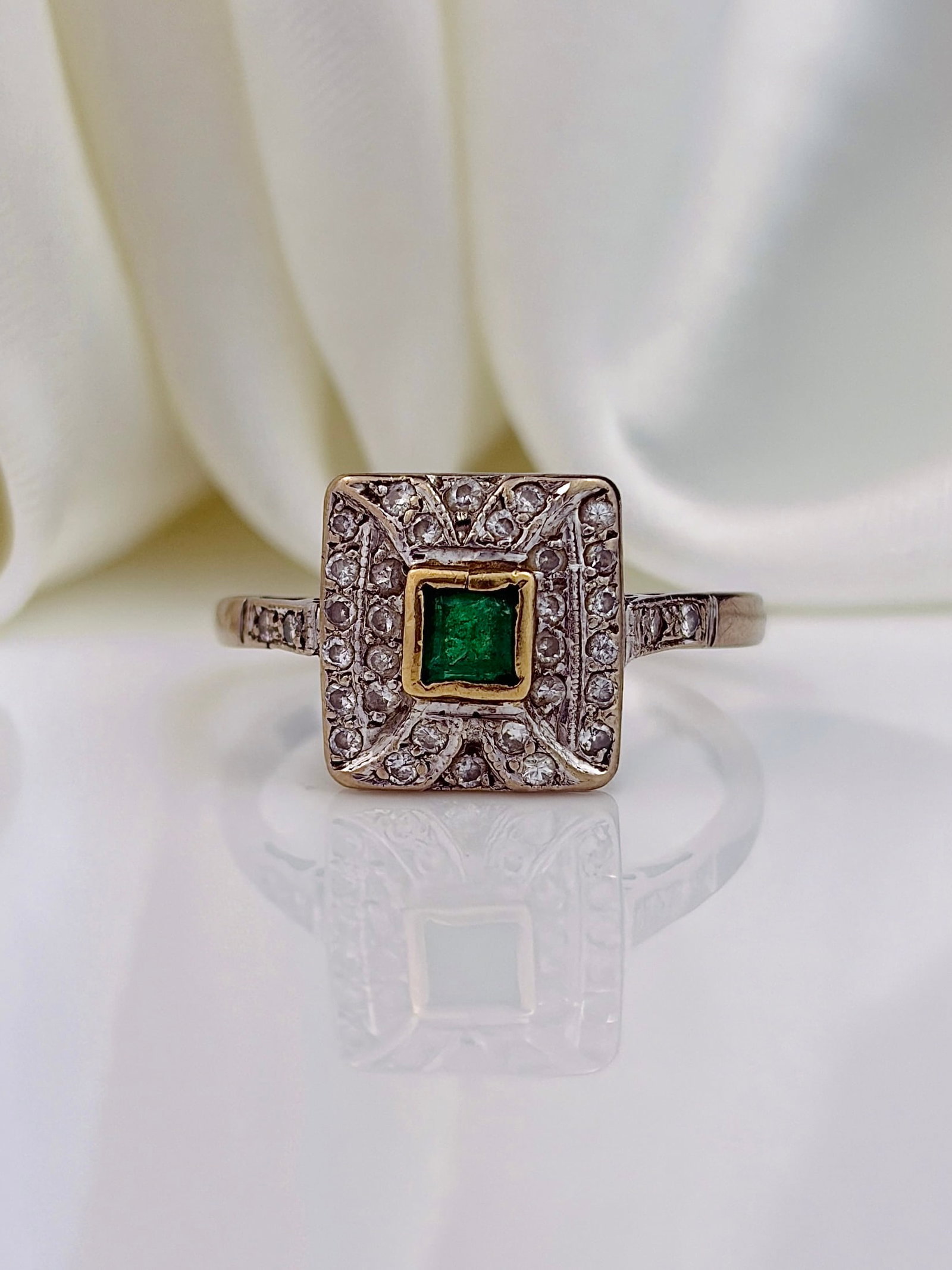 VINTAGE C.1985 18CT WHITE GOLD EMERALD AND DIAMOND PANEL RING: VINTAGE C.1985 18CT WHITE GOLD EMERALD AND DIAMOND PANEL RING Weight: 3.7g Size: UK L, US 6, Face of ring 10x9mm, Height off finger 3.5mm Materials: 18ct white gold Hallmarks: London, 18ct,