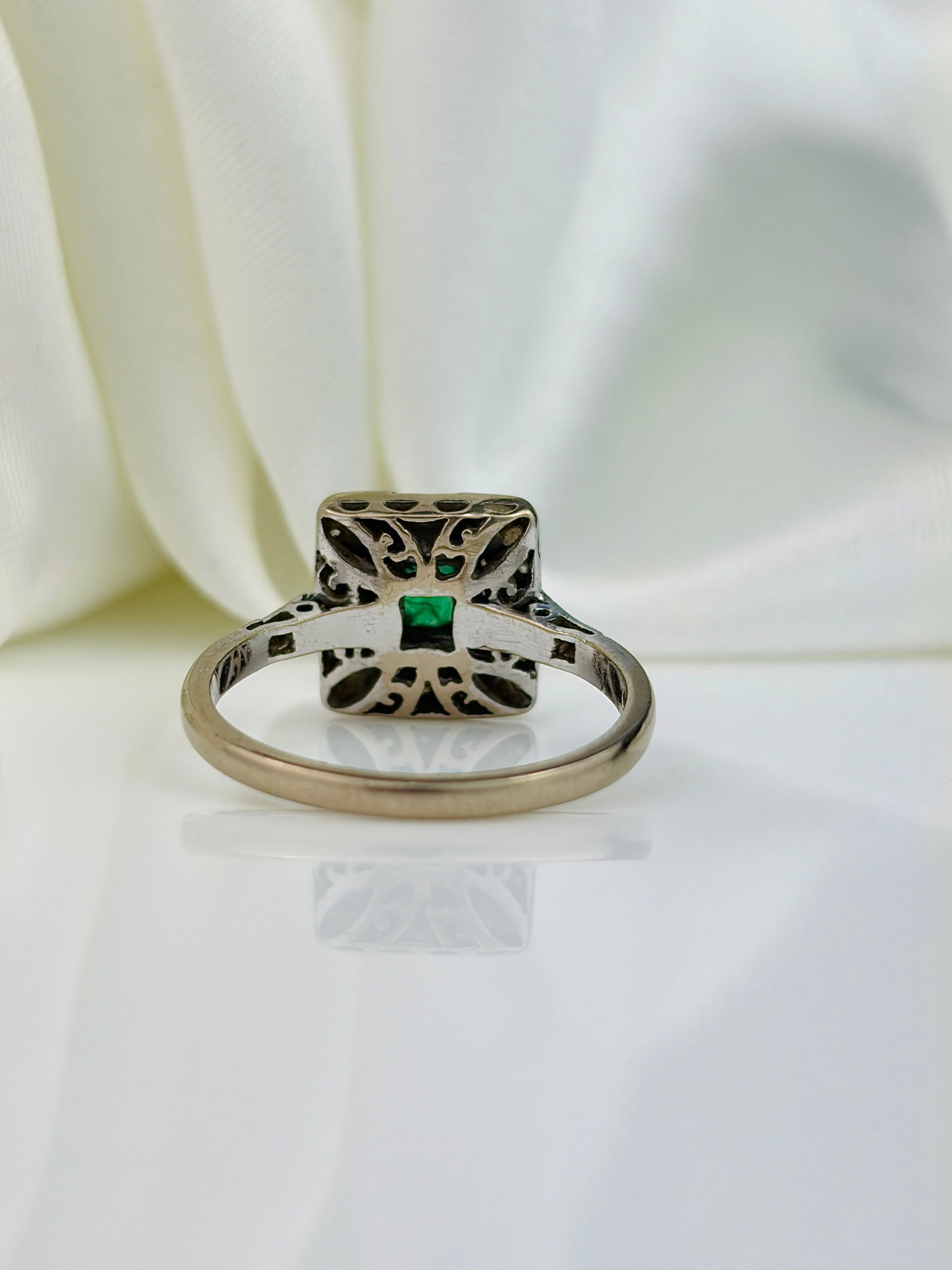 VINTAGE C.1985 18CT WHITE GOLD EMERALD AND DIAMOND PANEL RING - 3