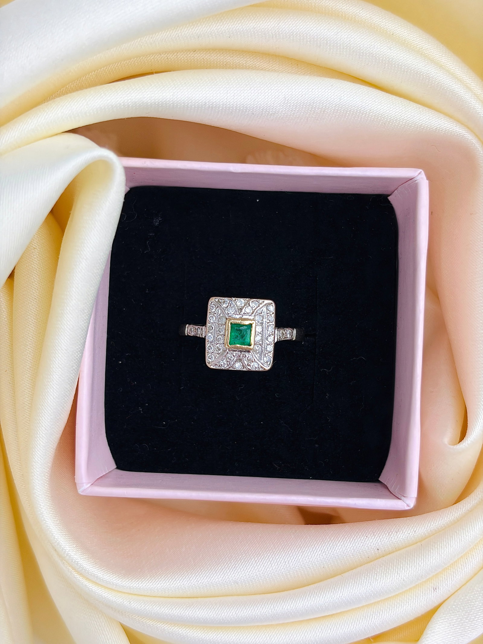 VINTAGE C.1985 18CT WHITE GOLD EMERALD AND DIAMOND PANEL RING - 8