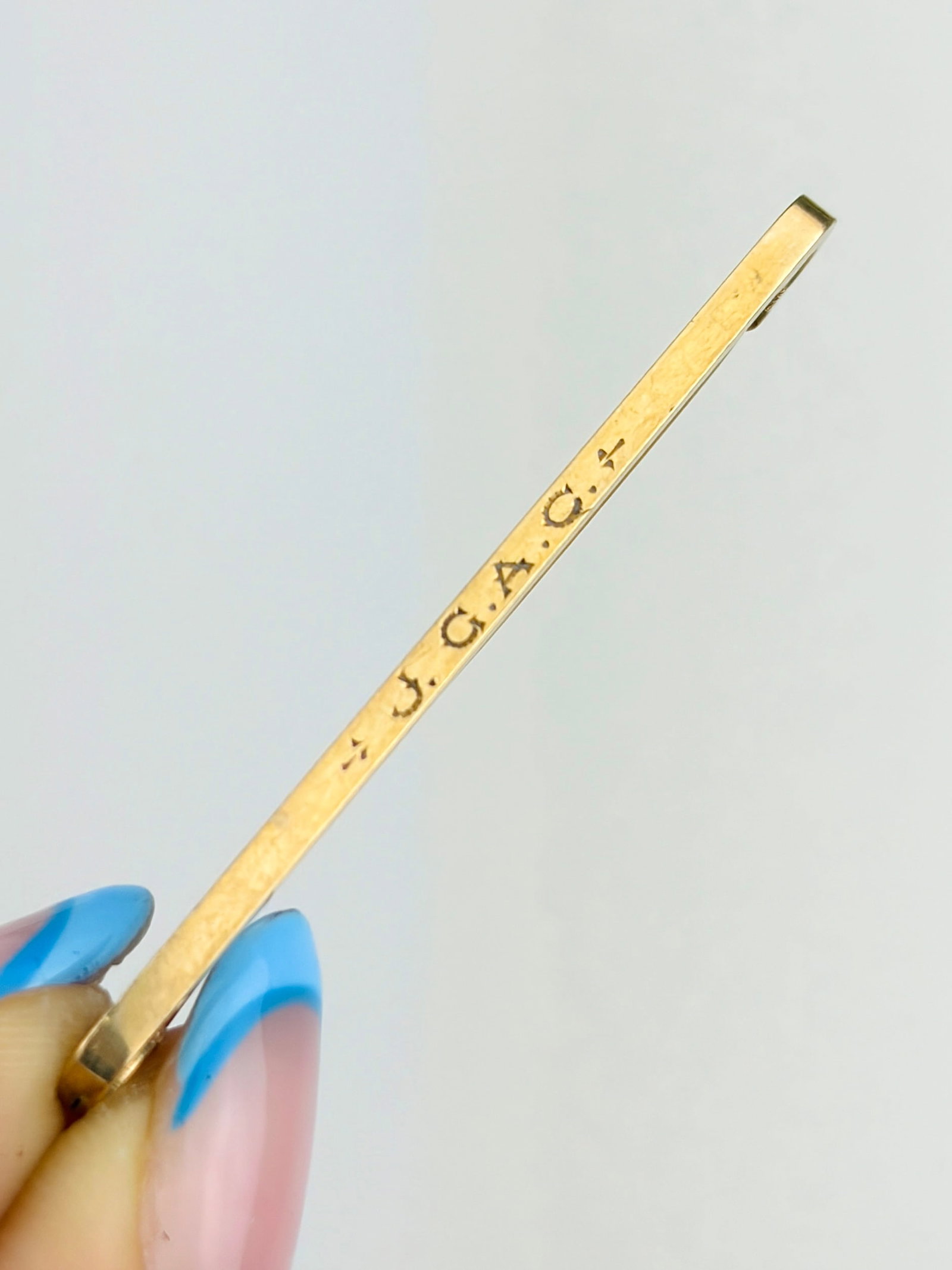 VINTAGE 9CT YELLOW GOLD TIE PIN/BROOCH: VINTAGE 9CT YELLOW GOLD TIE PIN/BROOCH Has the initials 'J.G.A.C' engraved.