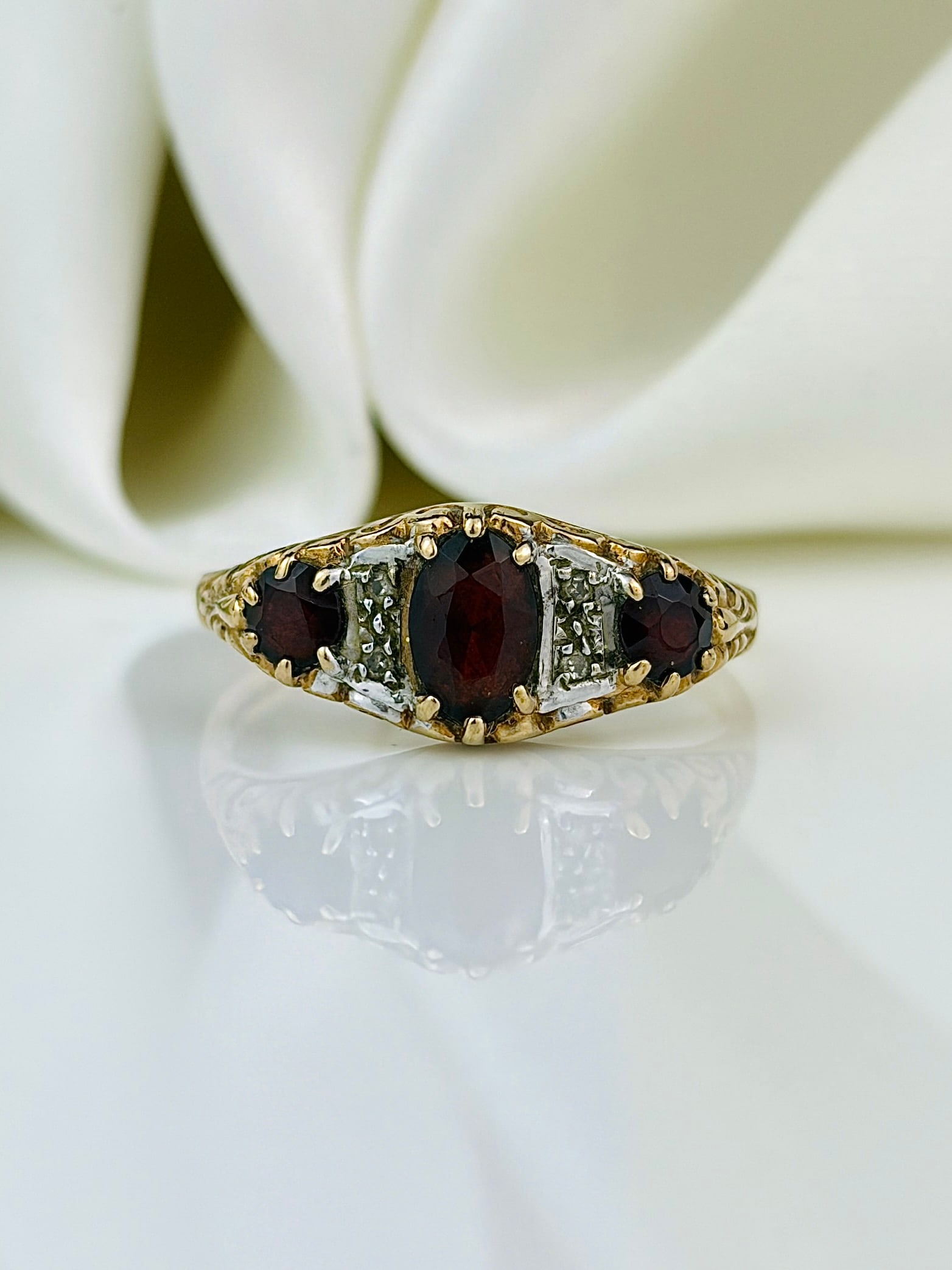 vintage 9ct yellow gold garnet and diamond ring: vintage 9ct yellow gold garnet and diamond ring Weight: 1.86g Size: UK N, US 7, Width 7mm, Height off finger 3mm Materials: 9ct gold Hallmarks: London 9ct Condition: The overall condition is