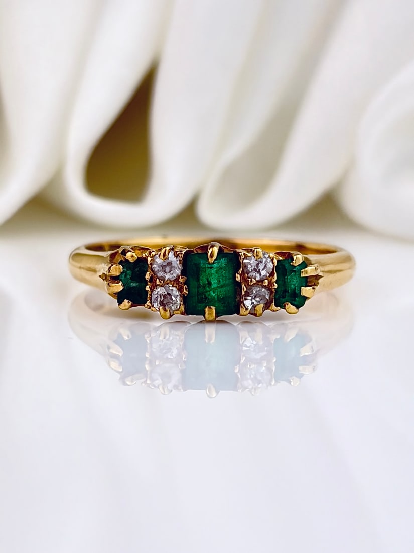 ANTIQUE 18CT YELLOW GOLD EMERALD AND DIAMOND 5 STONE RING: ANTIQUE 18CT YELLOW GOLD EMERALD AND DIAMOND 5 STONE RING Beautiful emerald stones!