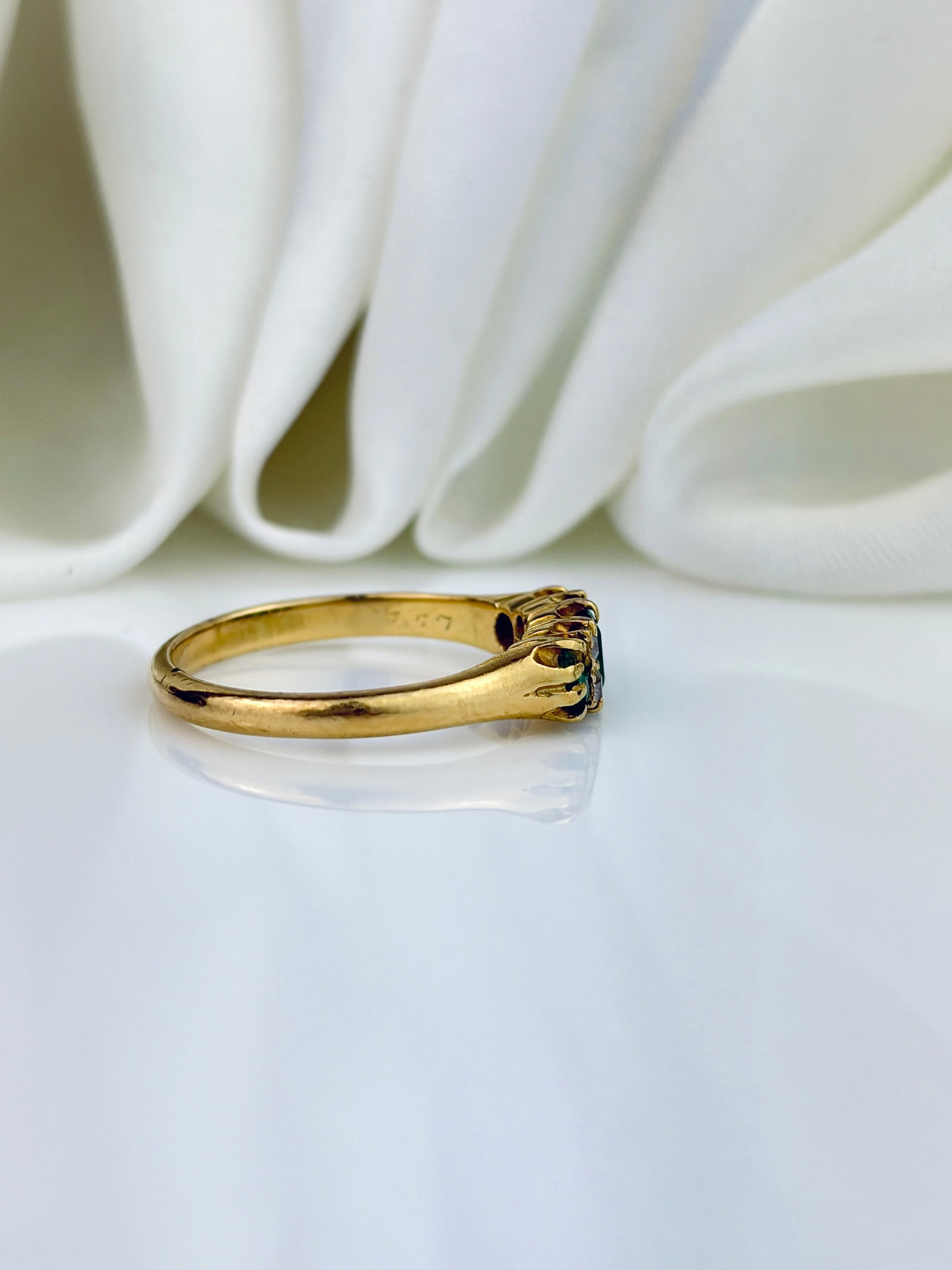 ANTIQUE 18CT YELLOW GOLD EMERALD AND DIAMOND 5 STONE RING - 2