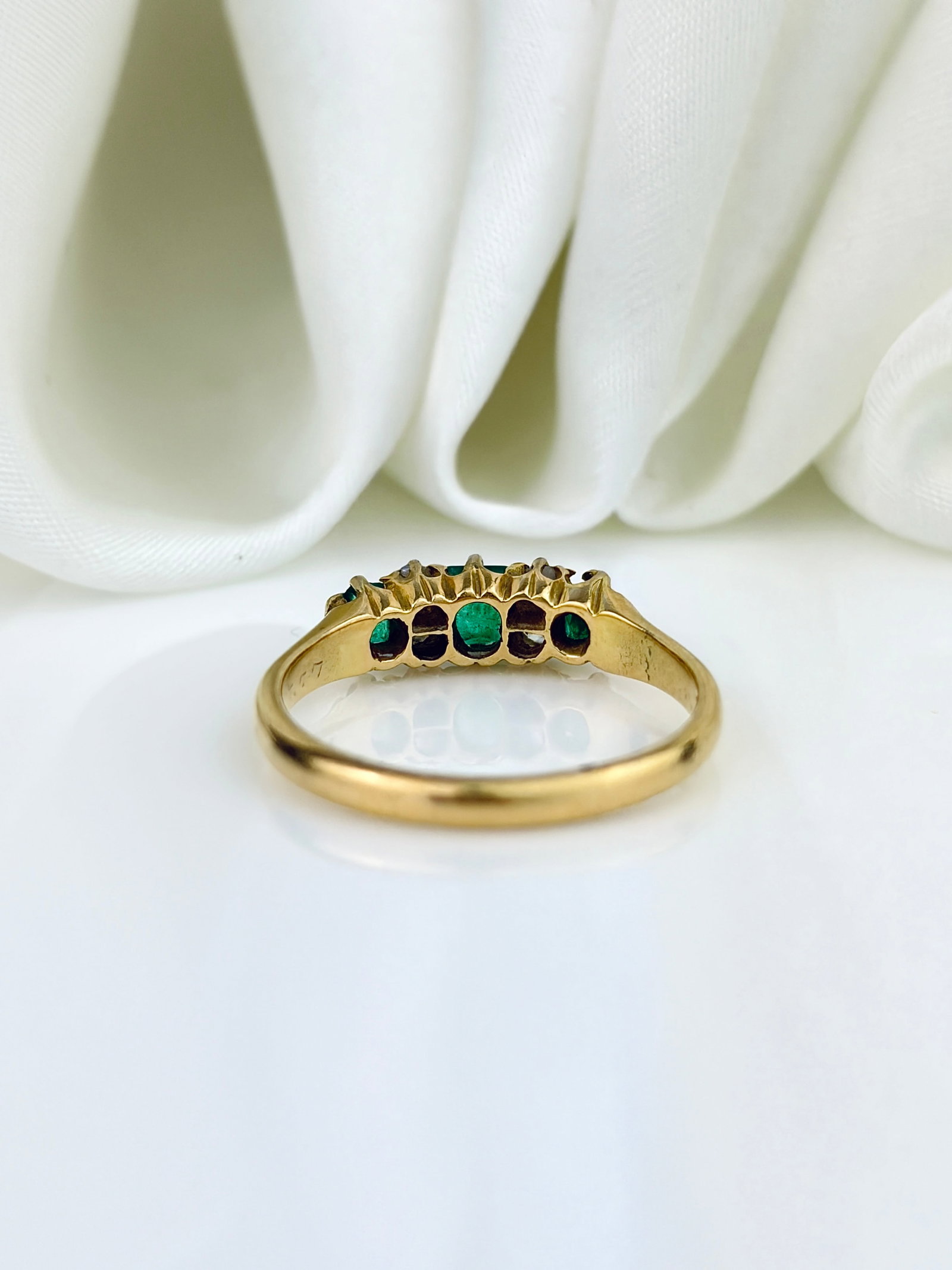 ANTIQUE 18CT YELLOW GOLD EMERALD AND DIAMOND 5 STONE RING - 3